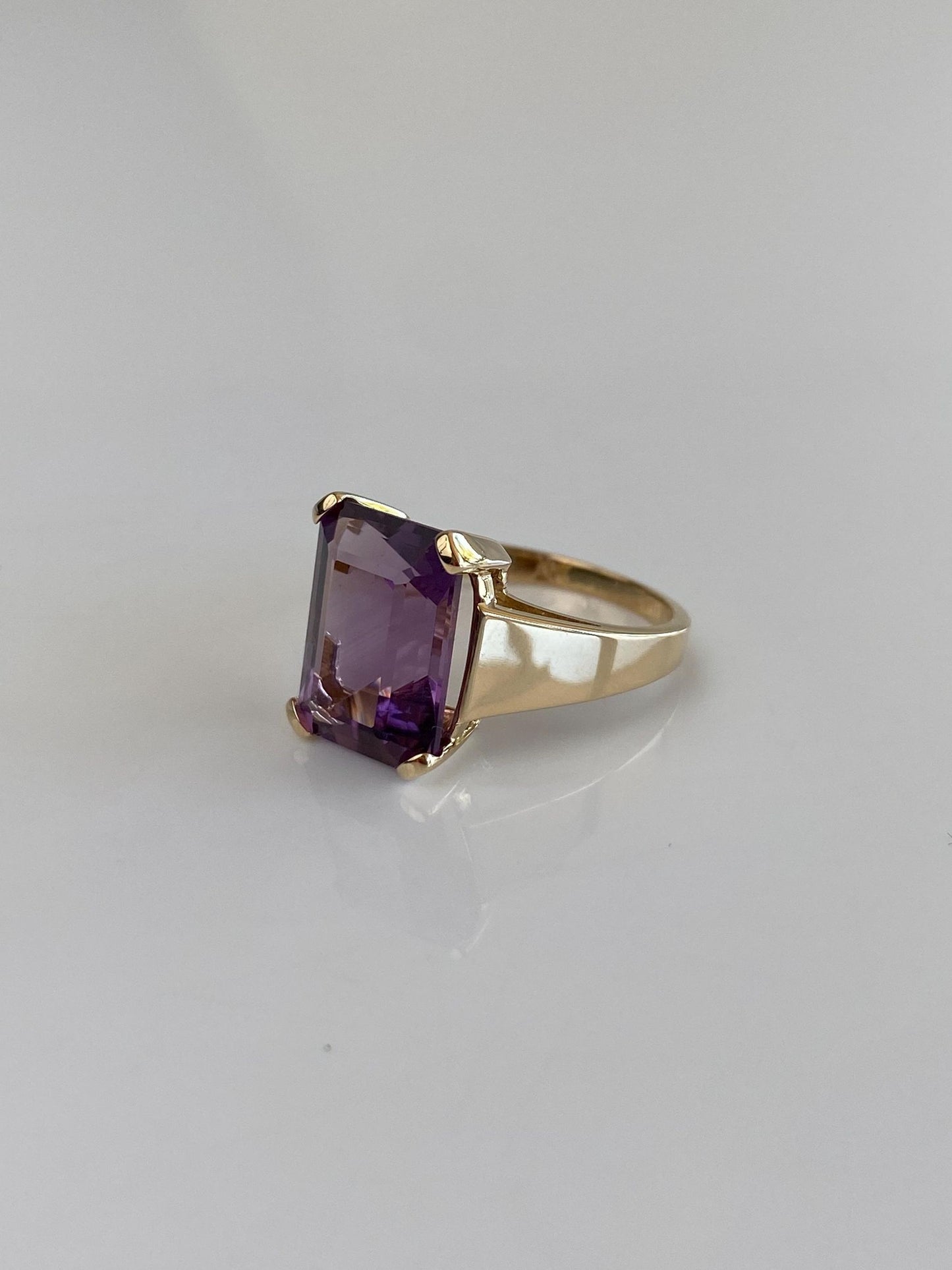 Vintage Solid 10k Yellow Gold Amethyst Ring - Size 7.5