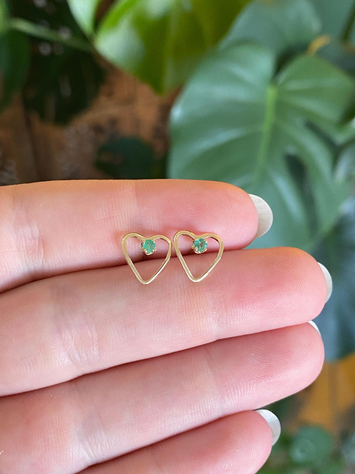 Vintage Solid 14k Yellow Gold Emerald Heart Stud Earrings