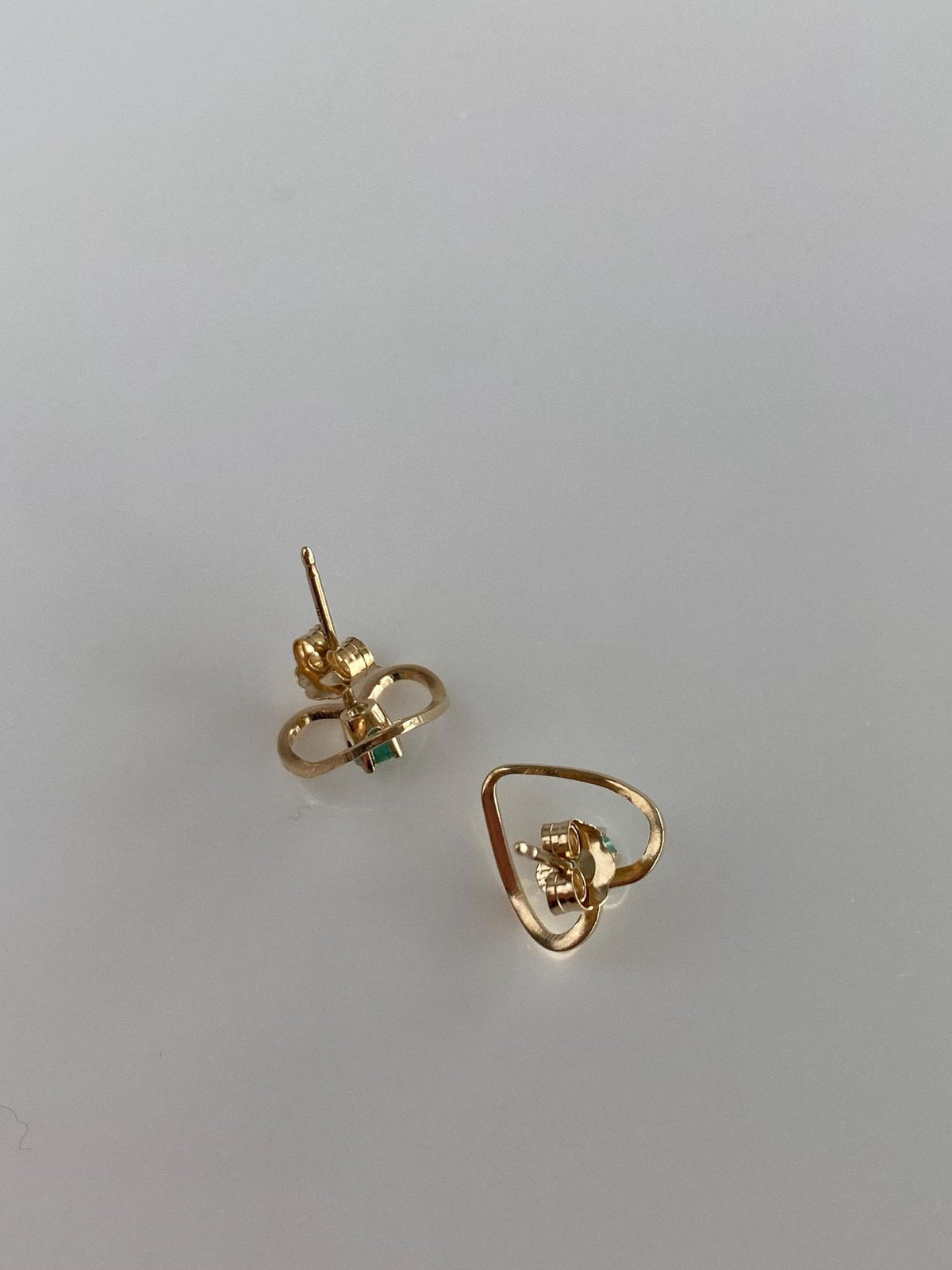 Vintage Solid 14k Yellow Gold Emerald Heart Stud Earrings