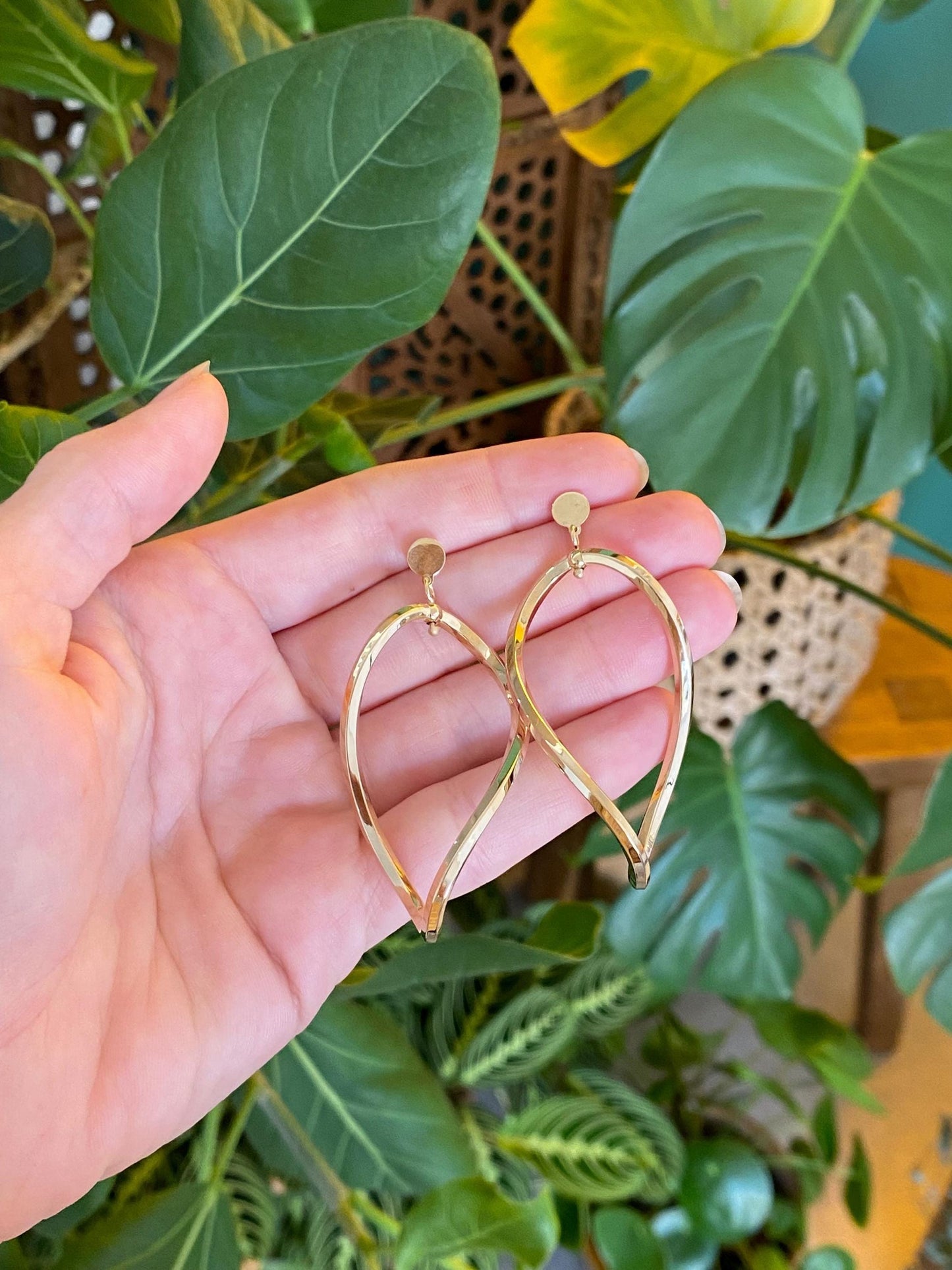 Vintage 14k Yellow Gold Large Wavy Oval Dangle Stud Earrings