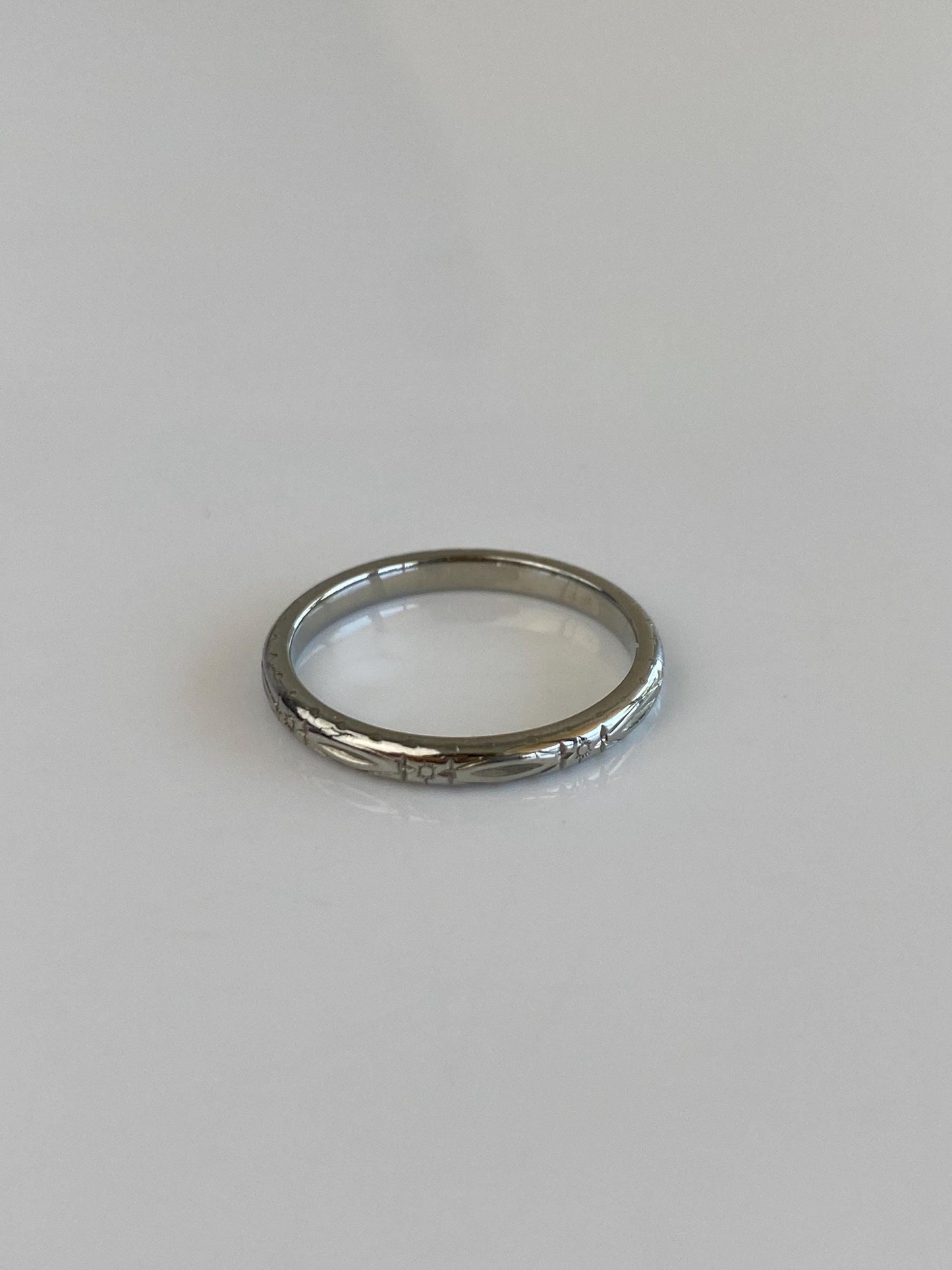 Vintage Solid 18k White Gold Designed Ring Band - Size 5