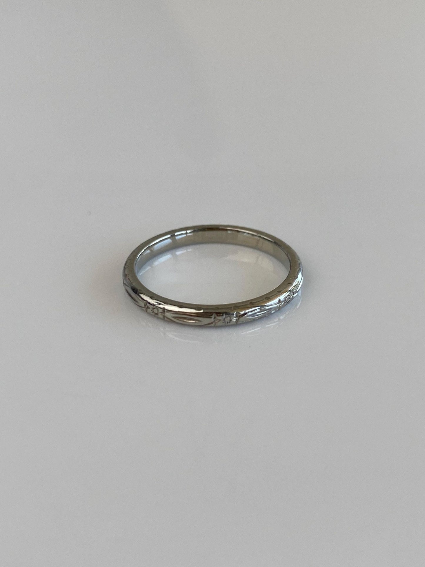Vintage Solid 18k White Gold Designed Ring Band - Size 5