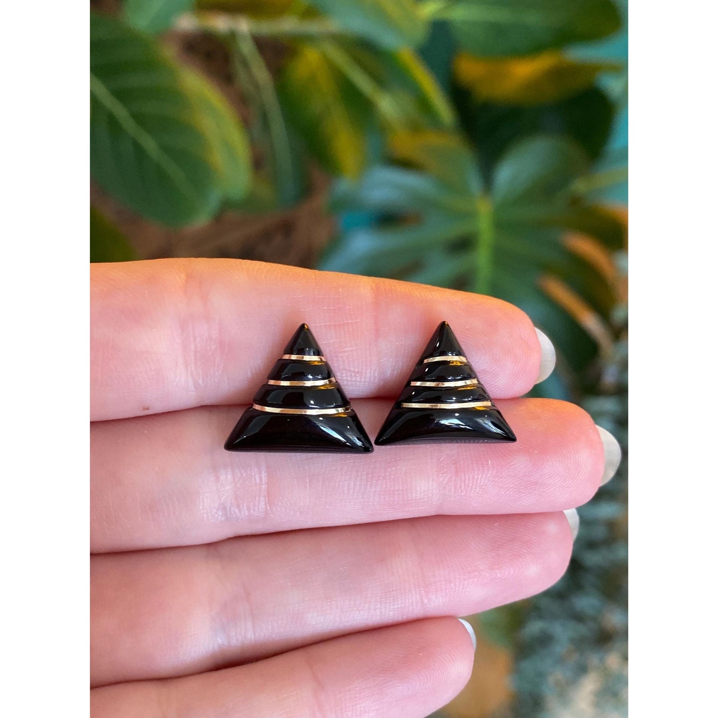 Vintage Solid 14k Yellow Gold Onyx Triangle Gold Wire Inlay Stud Earrings