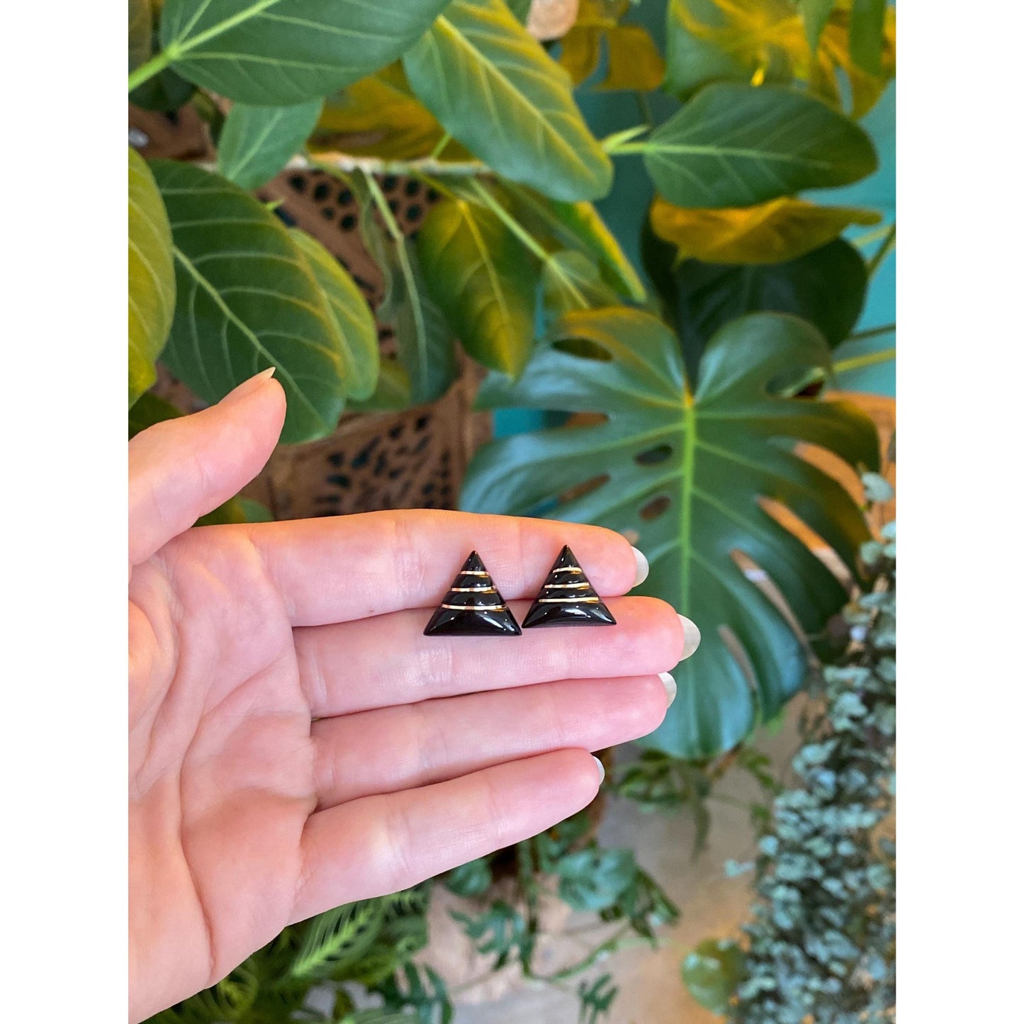 Vintage Solid 14k Yellow Gold Onyx Triangle Gold Wire Inlay Stud Earrings