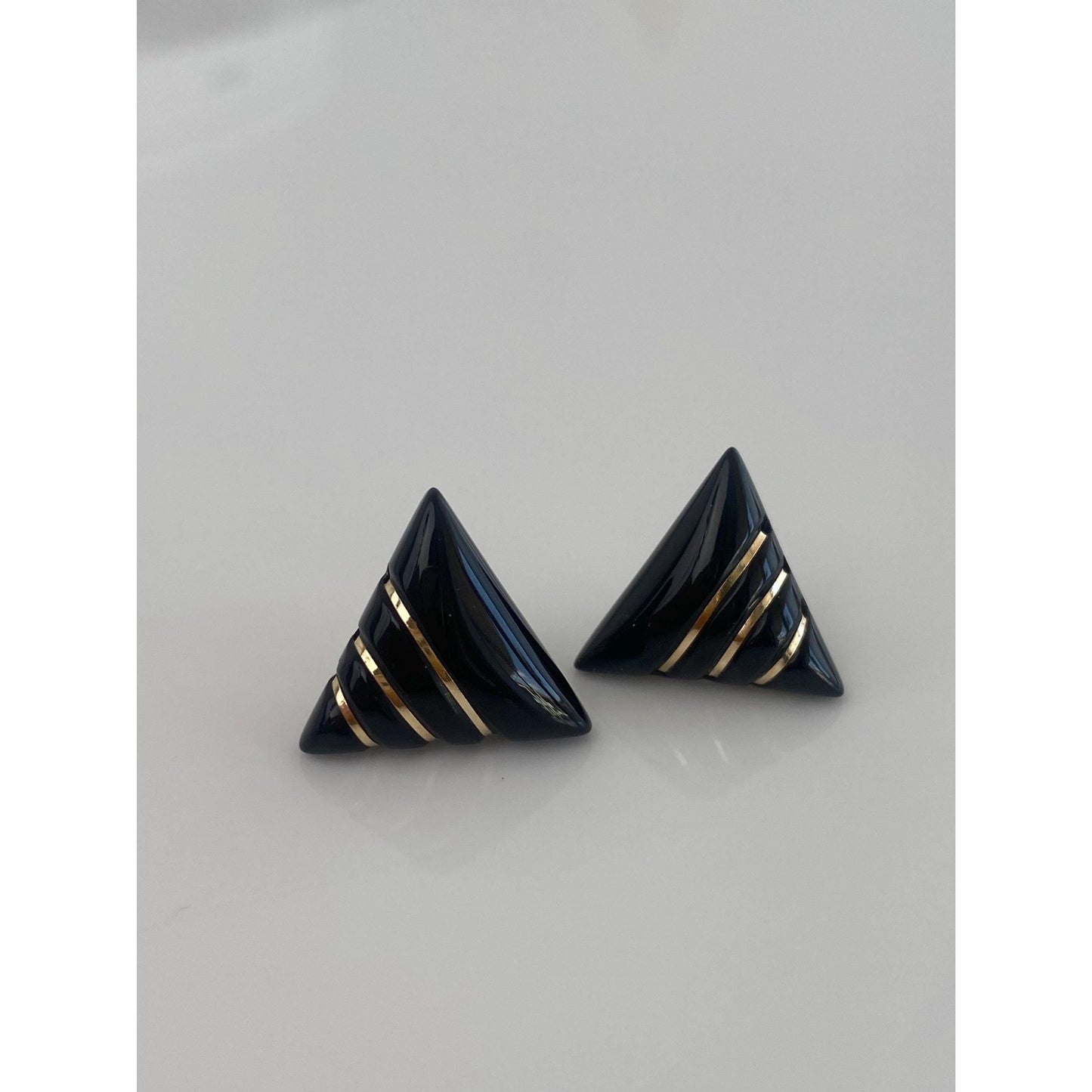 Vintage Solid 14k Yellow Gold Onyx Triangle Gold Wire Inlay Stud Earrings