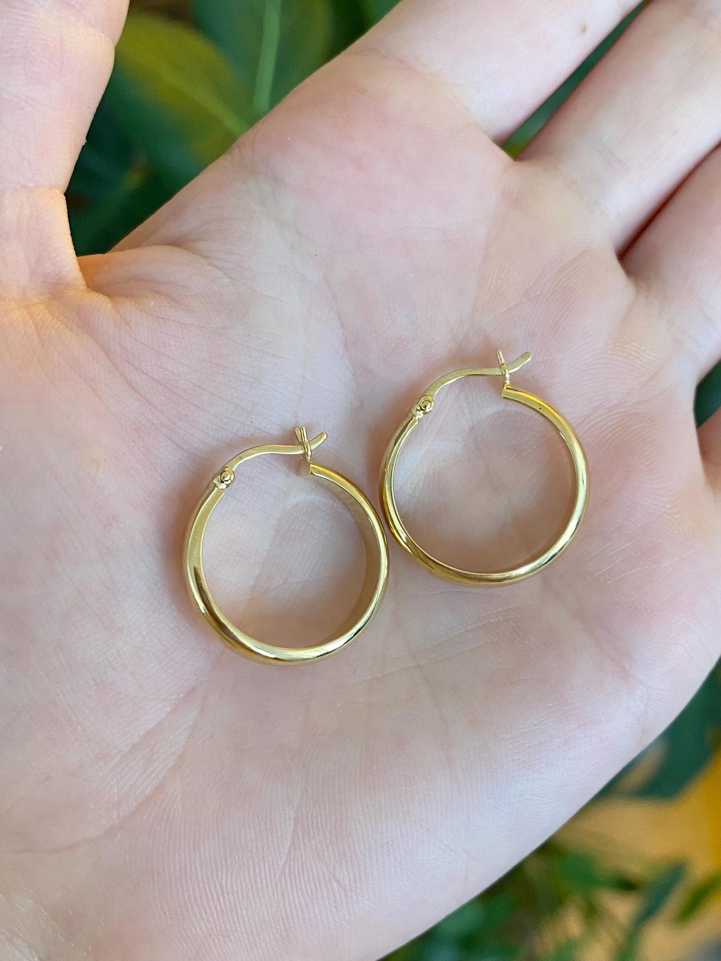 Vintage 18k Yellow Gold Hoop Earrings