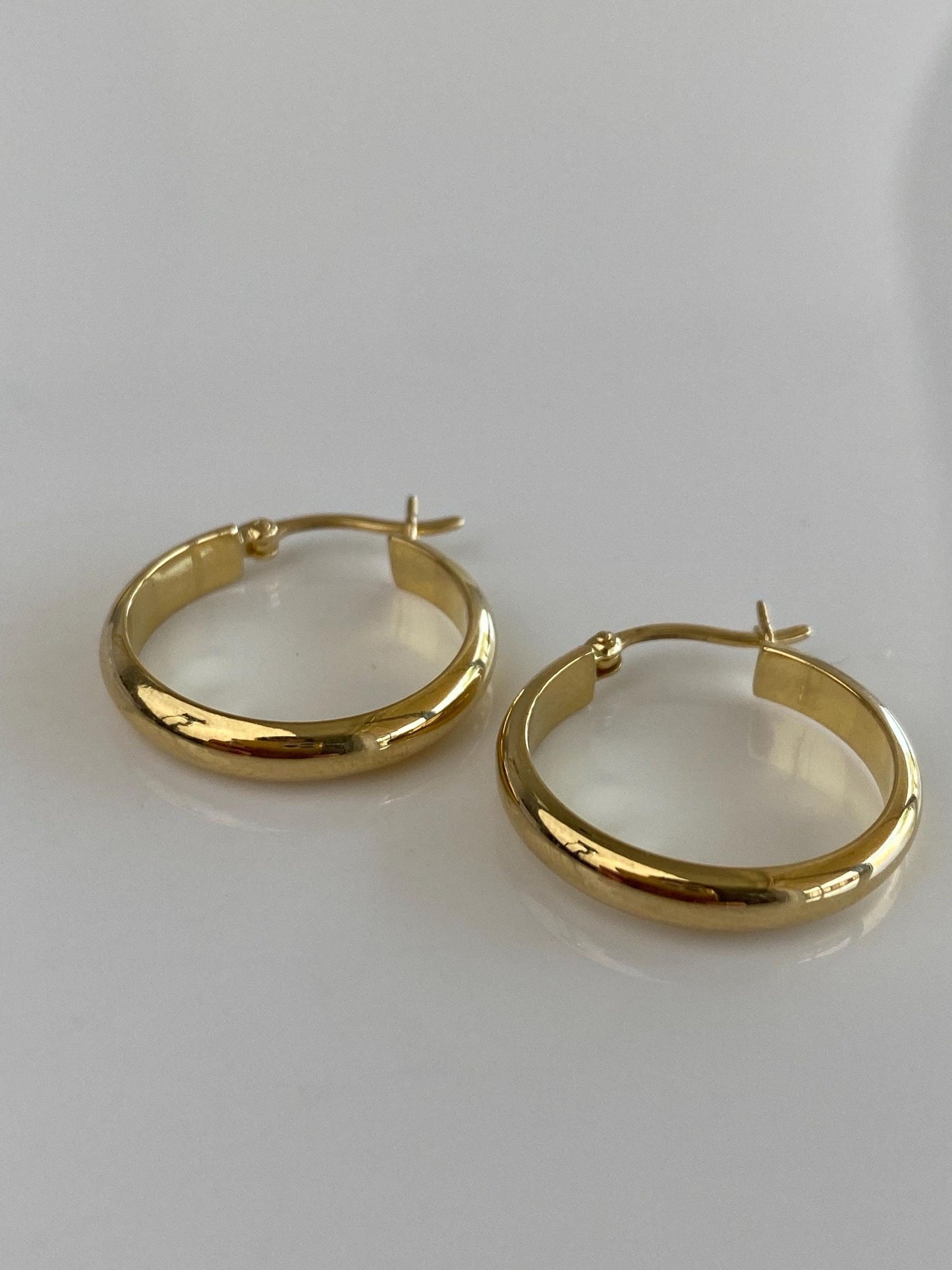Vintage 18k Yellow Gold Hoop Earrings