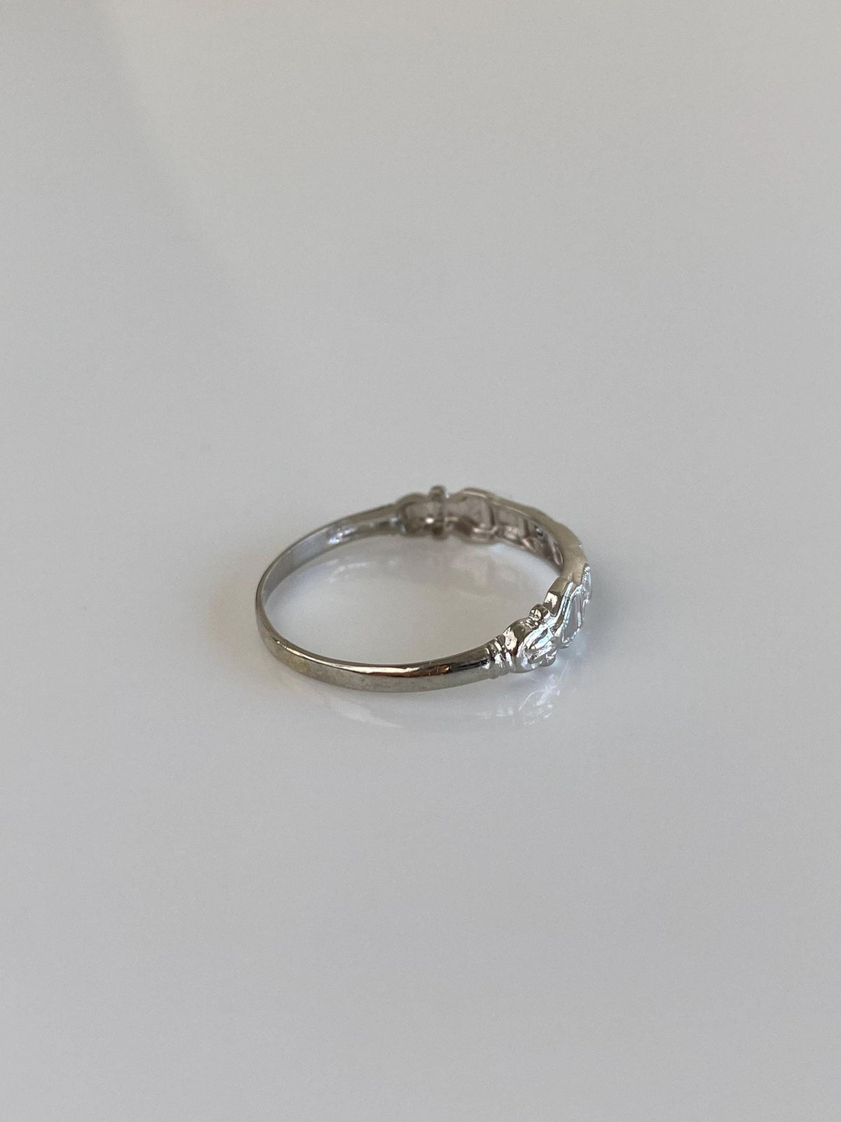 Vintage Solid 10k White Gold Clear Sapphire Designed Ring Band - Size 6.5