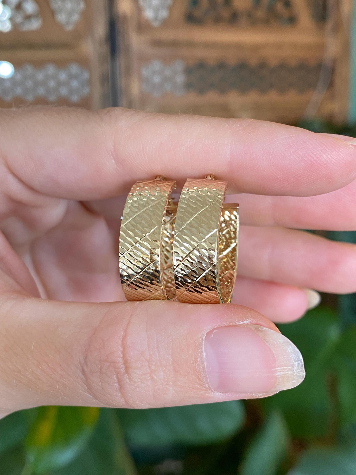 Vintage 14k Yellow Gold Chunky Diamond Cut Oval Hoop Earrings