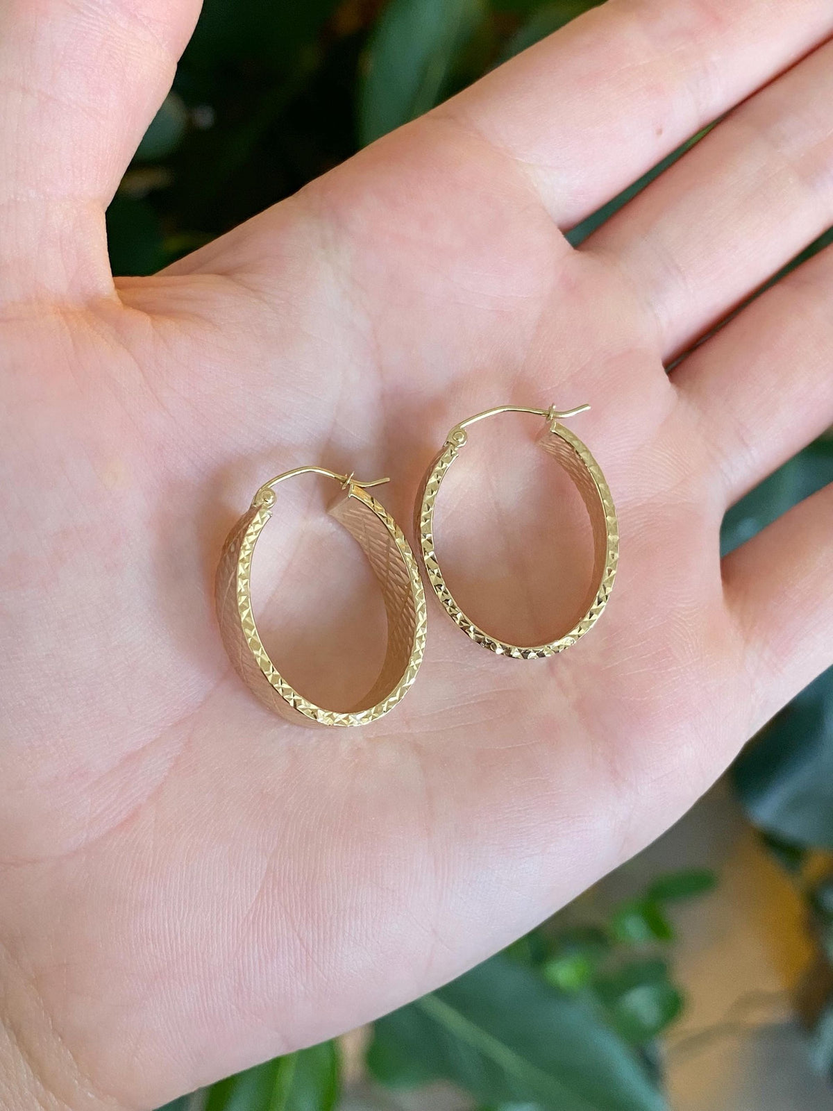 Vintage 14k Yellow Gold Chunky Diamond Cut Oval Hoop Earrings