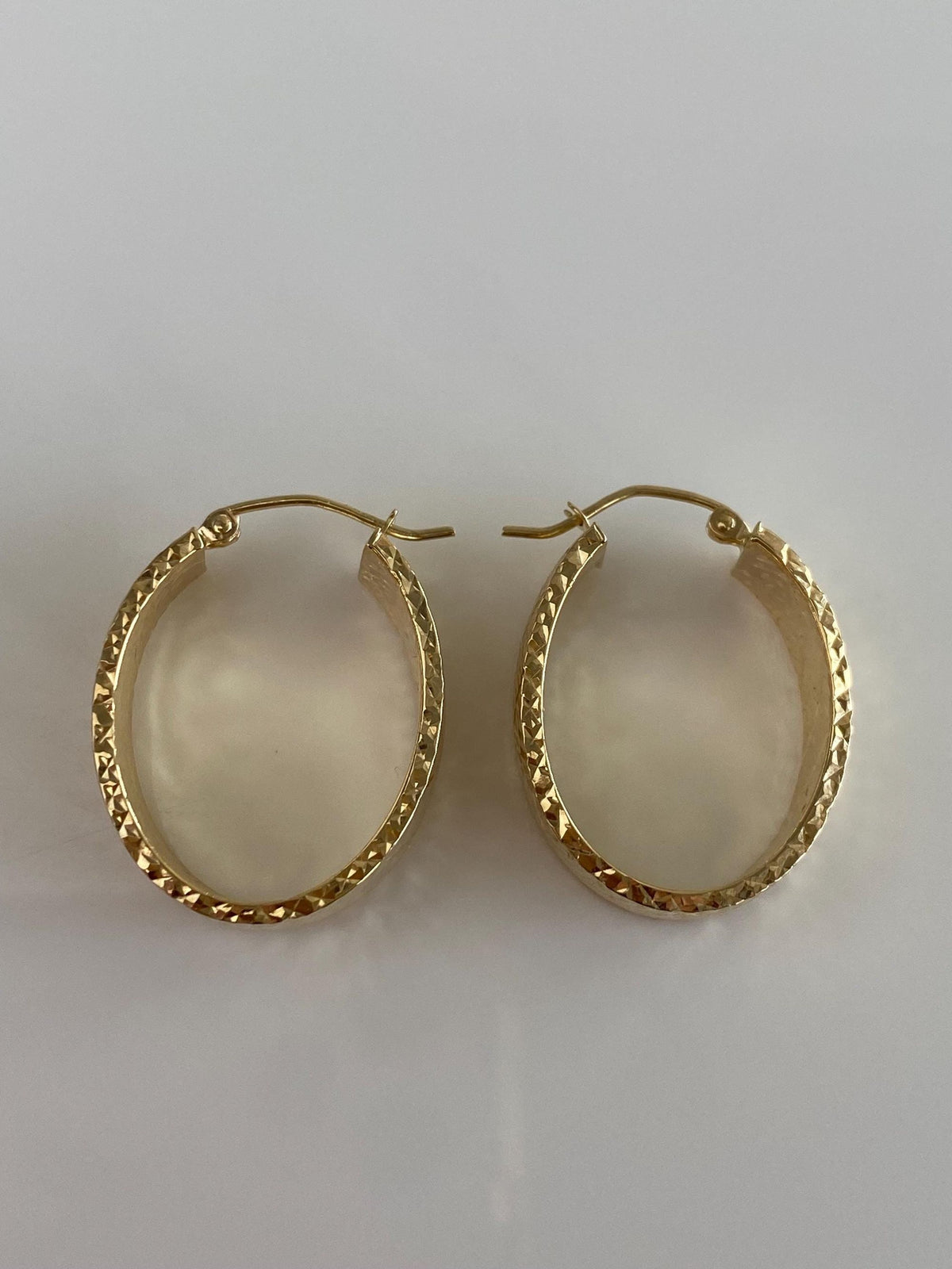 Vintage 14k Yellow Gold Chunky Diamond Cut Oval Hoop Earrings