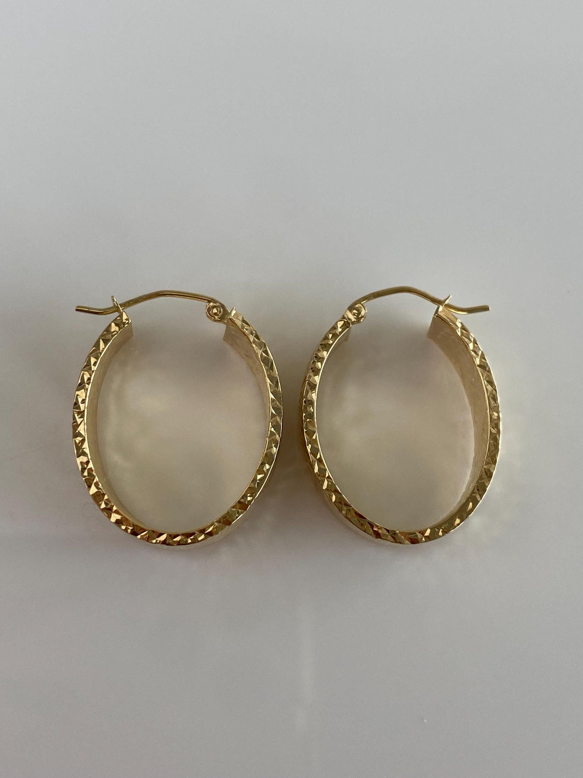 Vintage 14k Yellow Gold Chunky Diamond Cut Oval Hoop Earrings