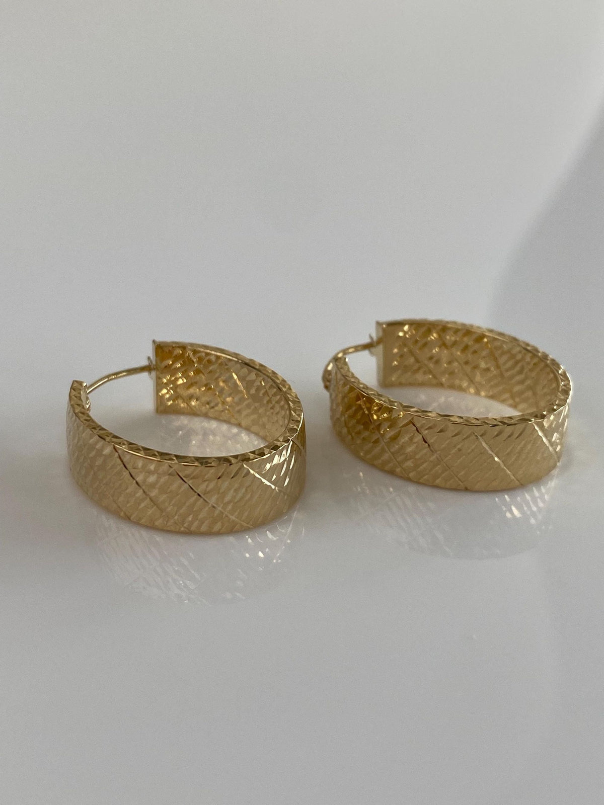 Vintage 14k Yellow Gold Chunky Diamond Cut Oval Hoop Earrings