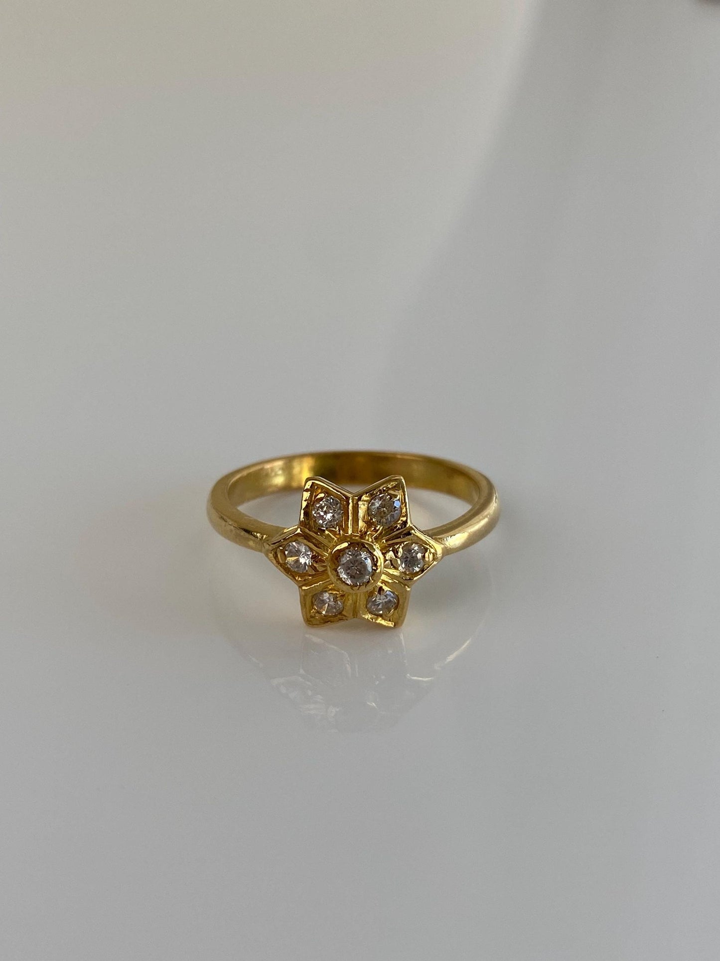 Vintage Solid 22k Yellow Gold Clear Cubic Zirconia Flower Ring - Size 8