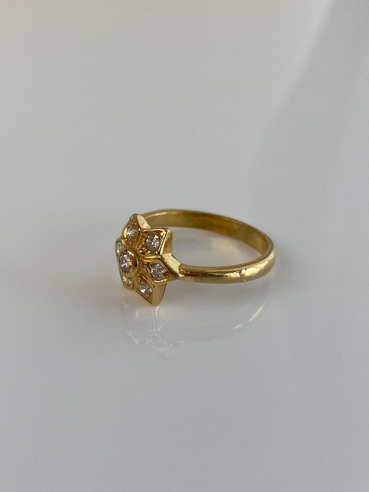 Vintage Solid 22k Yellow Gold Clear Cubic Zirconia Flower Ring - Size 8