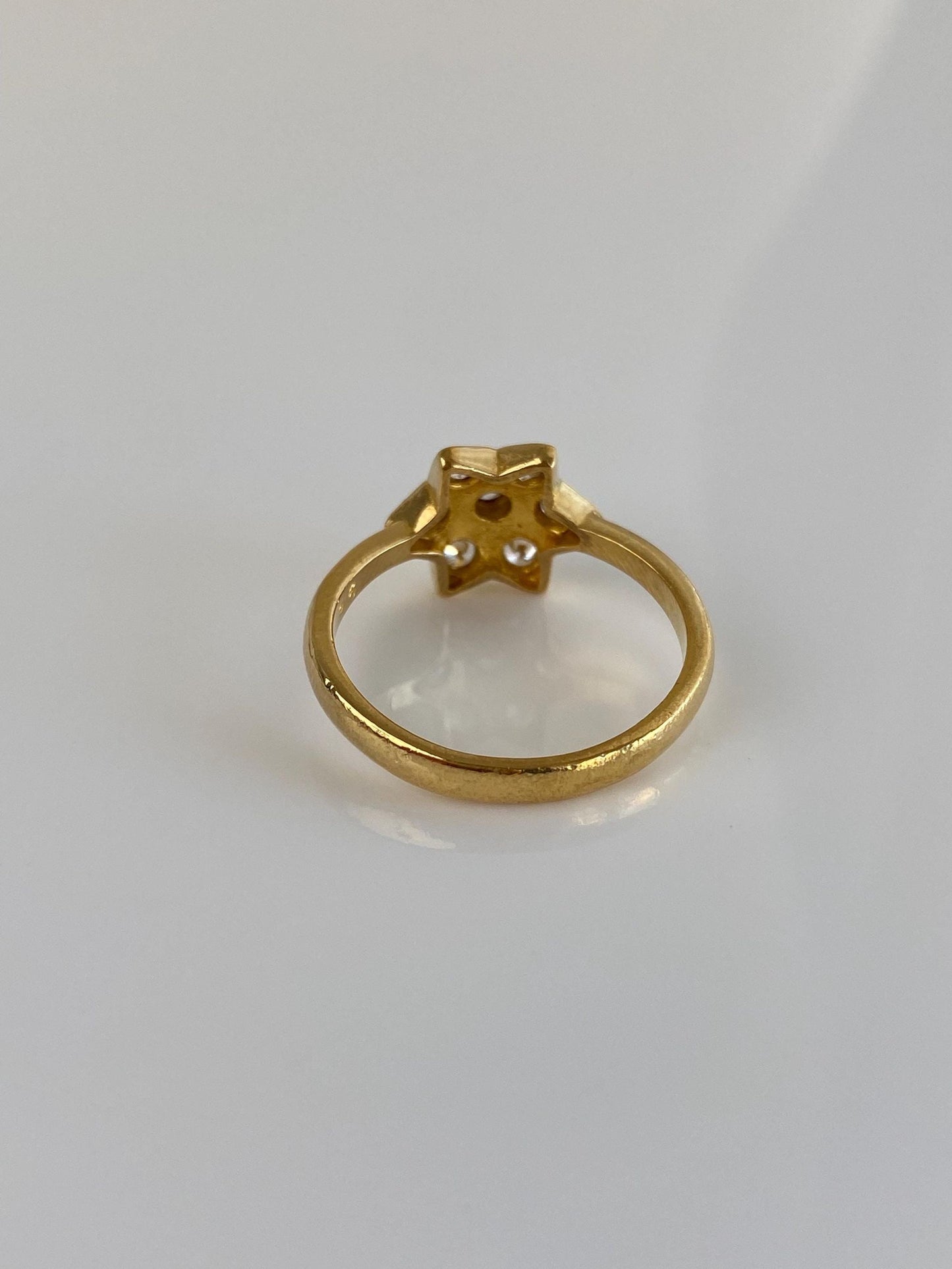 Vintage Solid 22k Yellow Gold Clear Cubic Zirconia Flower Ring - Size 8