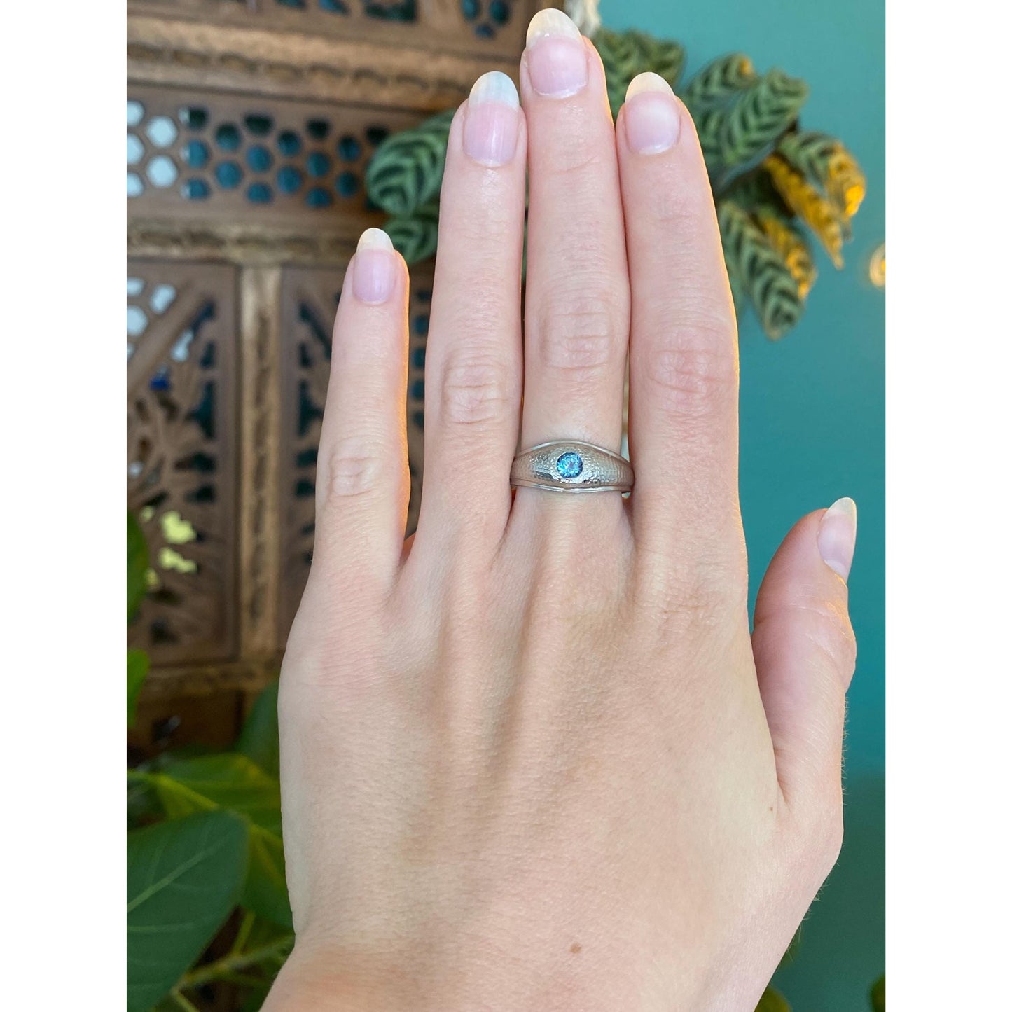 Vintage Solid 18k White Gold Topaz Textured Ring Band - Size 8.5