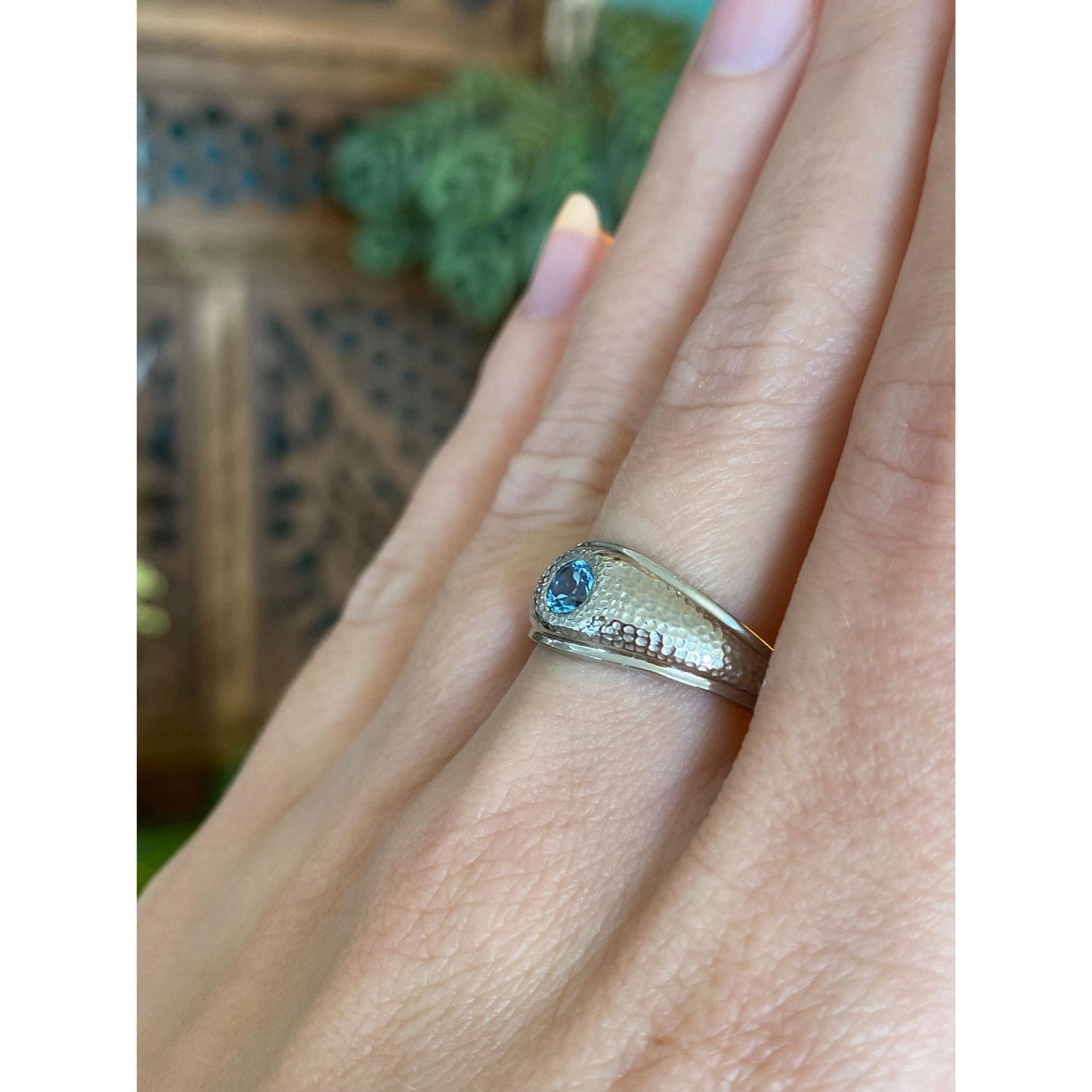 Vintage Solid 18k White Gold Topaz Textured Ring Band - Size 8.5