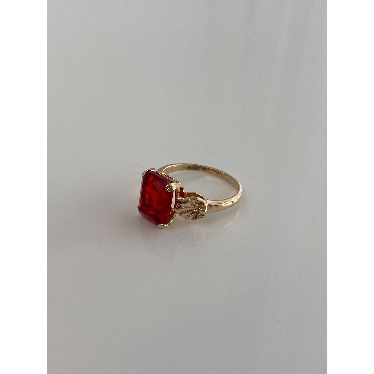 Vintage Solid 10k Yellow Gold Red Cubic Zirconia Leaves Ring - Size 5