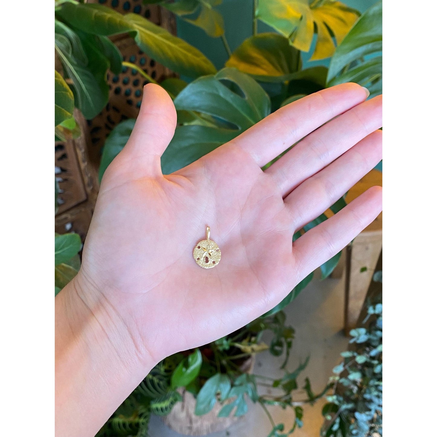 Vintage Solid 14k Yellow Gold Diamond Cut Sand Dollar Charm