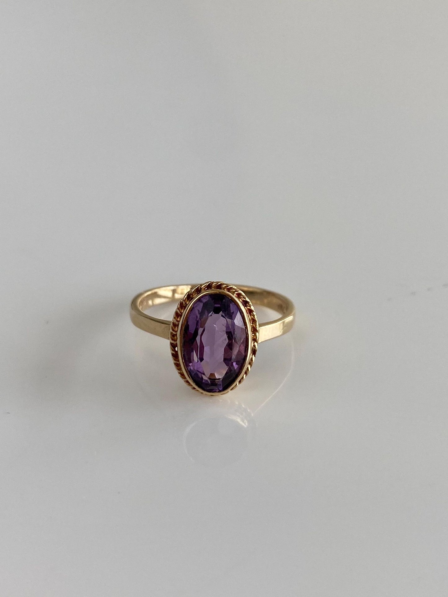 Vintage Solid 9k Yellow Gold Amethyst Ring - Size 5