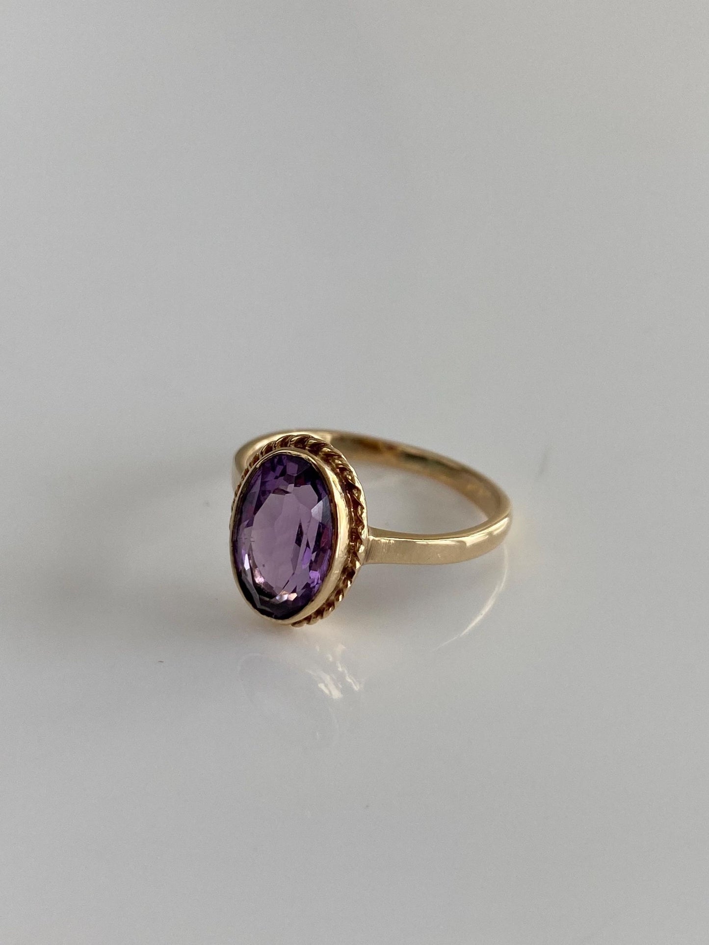 Vintage Solid 9k Yellow Gold Amethyst Ring - Size 5