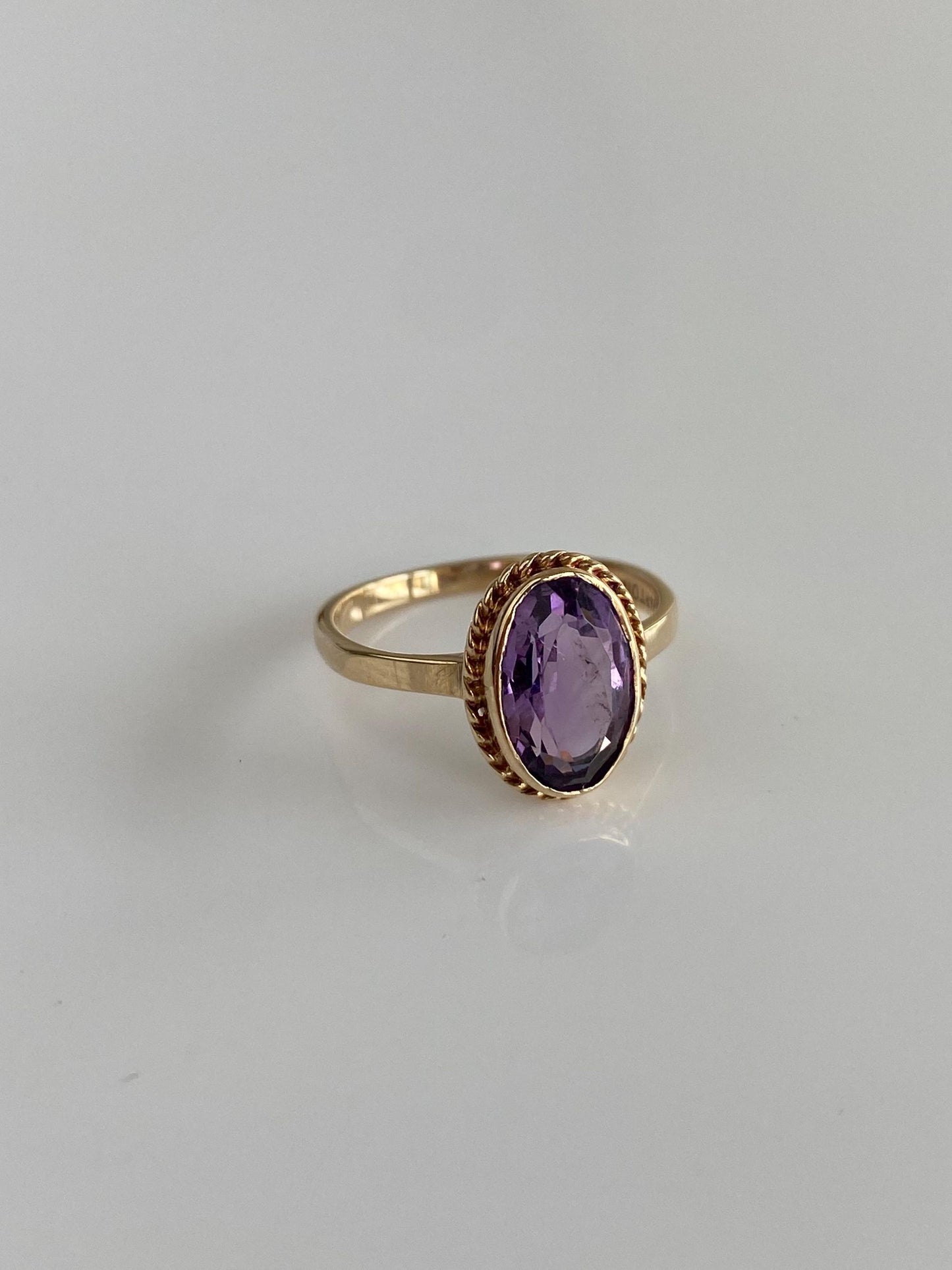 Vintage Solid 9k Yellow Gold Amethyst Ring - Size 5