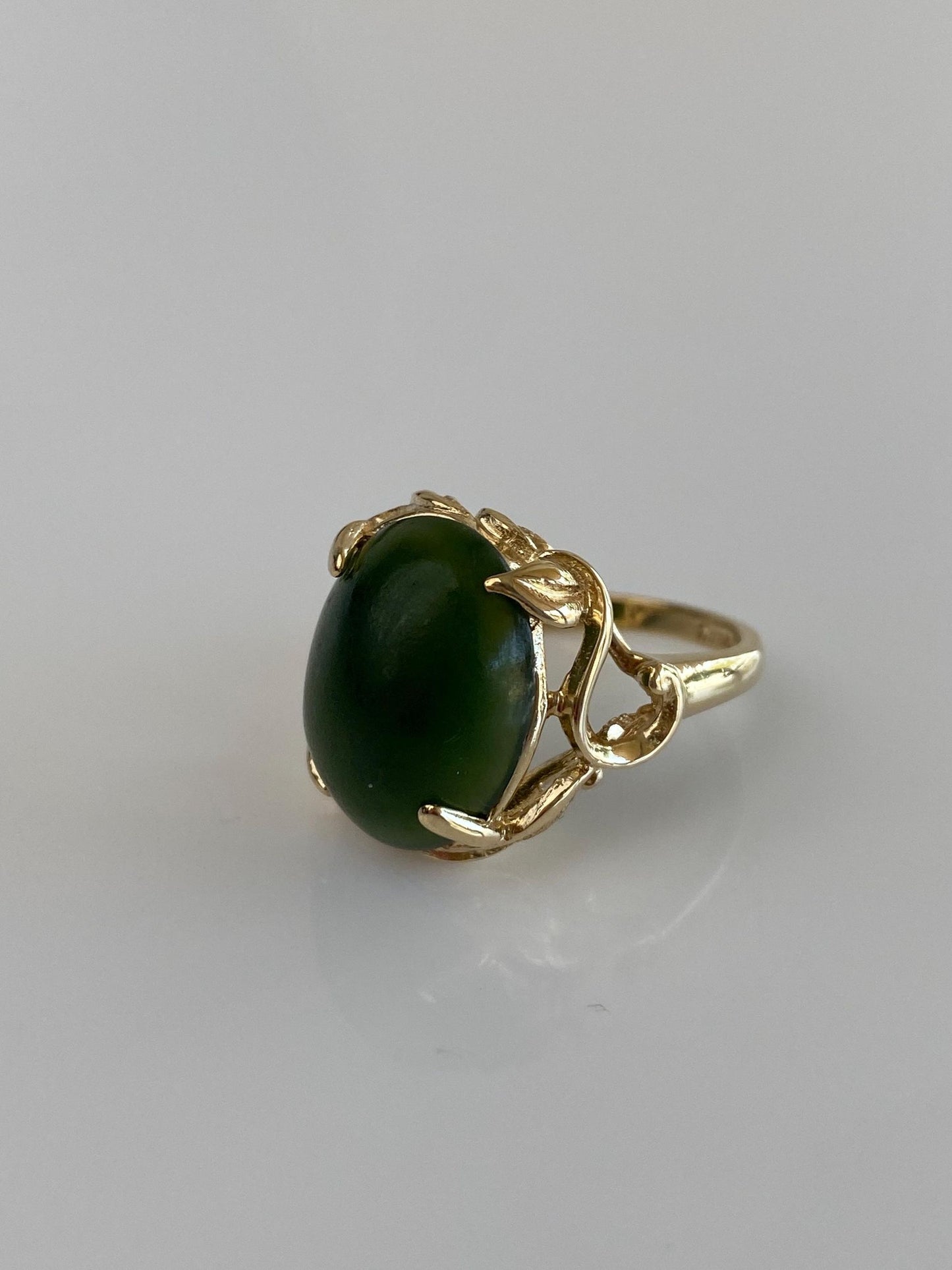Vintage Solid 14k Yellow Gold Nephrite Leaves Ring - Size 5.5