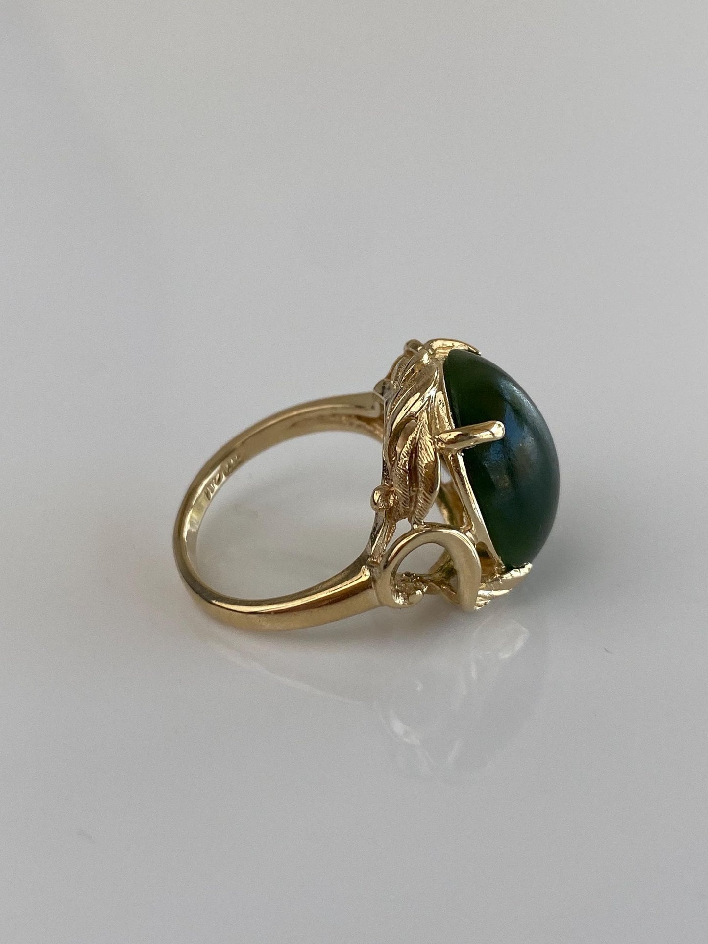 Vintage Solid 14k Yellow Gold Nephrite Leaves Ring - Size 5.5
