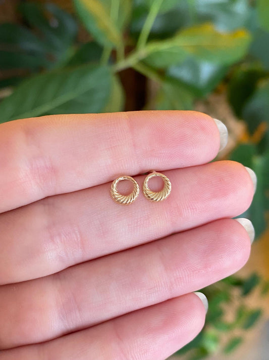 Vintage 14k Yellow Gold Twisted Circle Stud Earrings