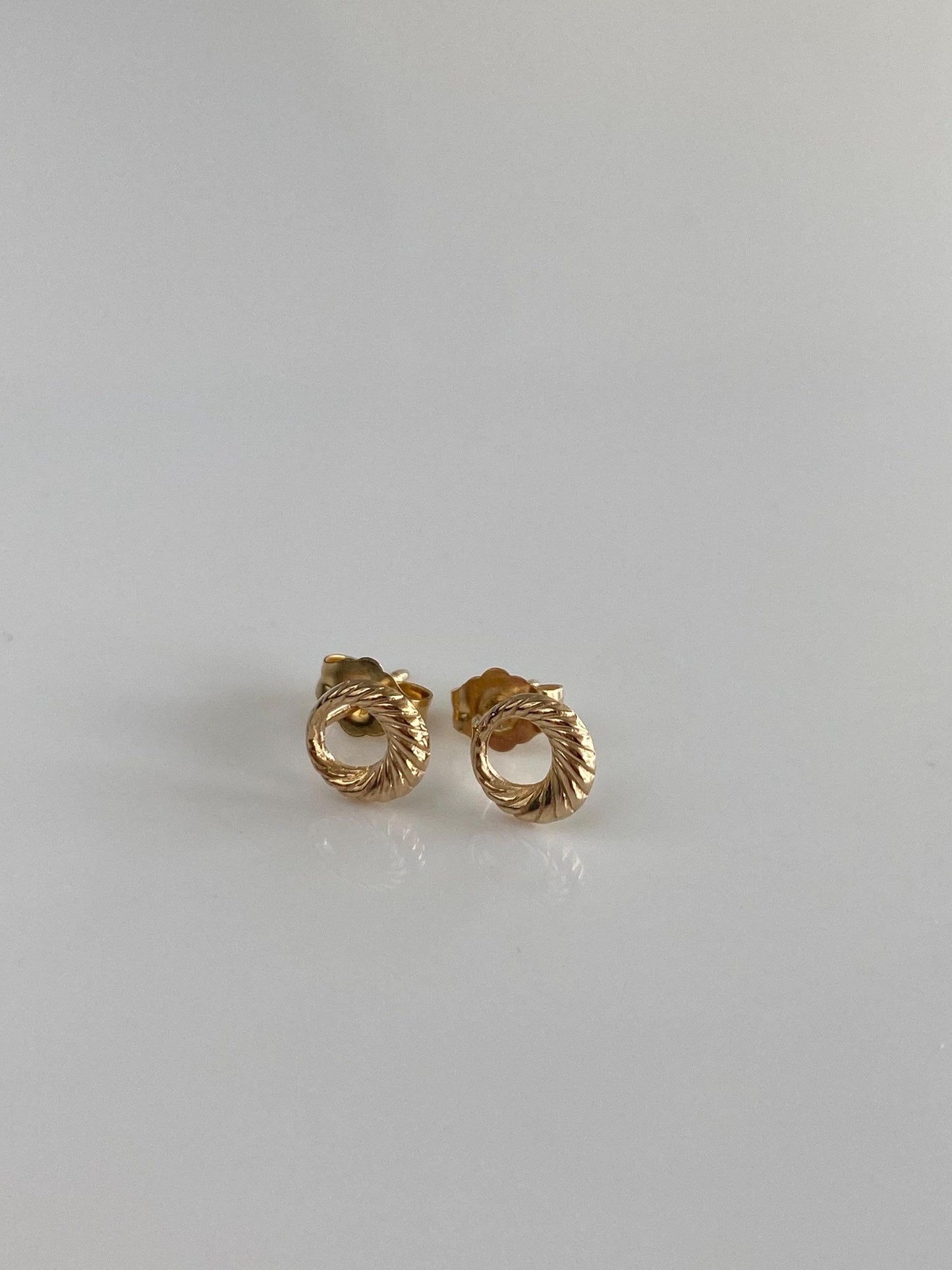 Vintage 14k Yellow Gold Twisted Circle Stud Earrings