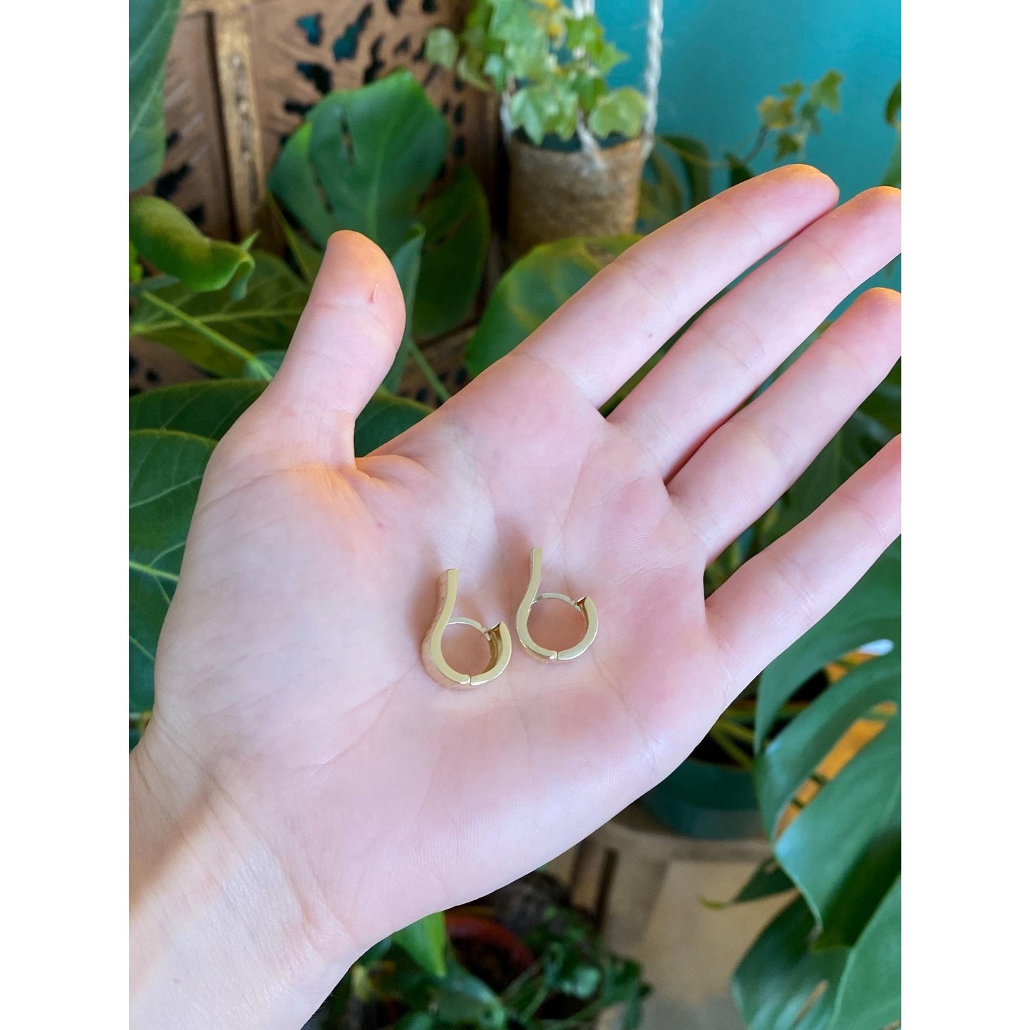 Vintage 14k Yellow Gold Diamond Cut Drop Earrings