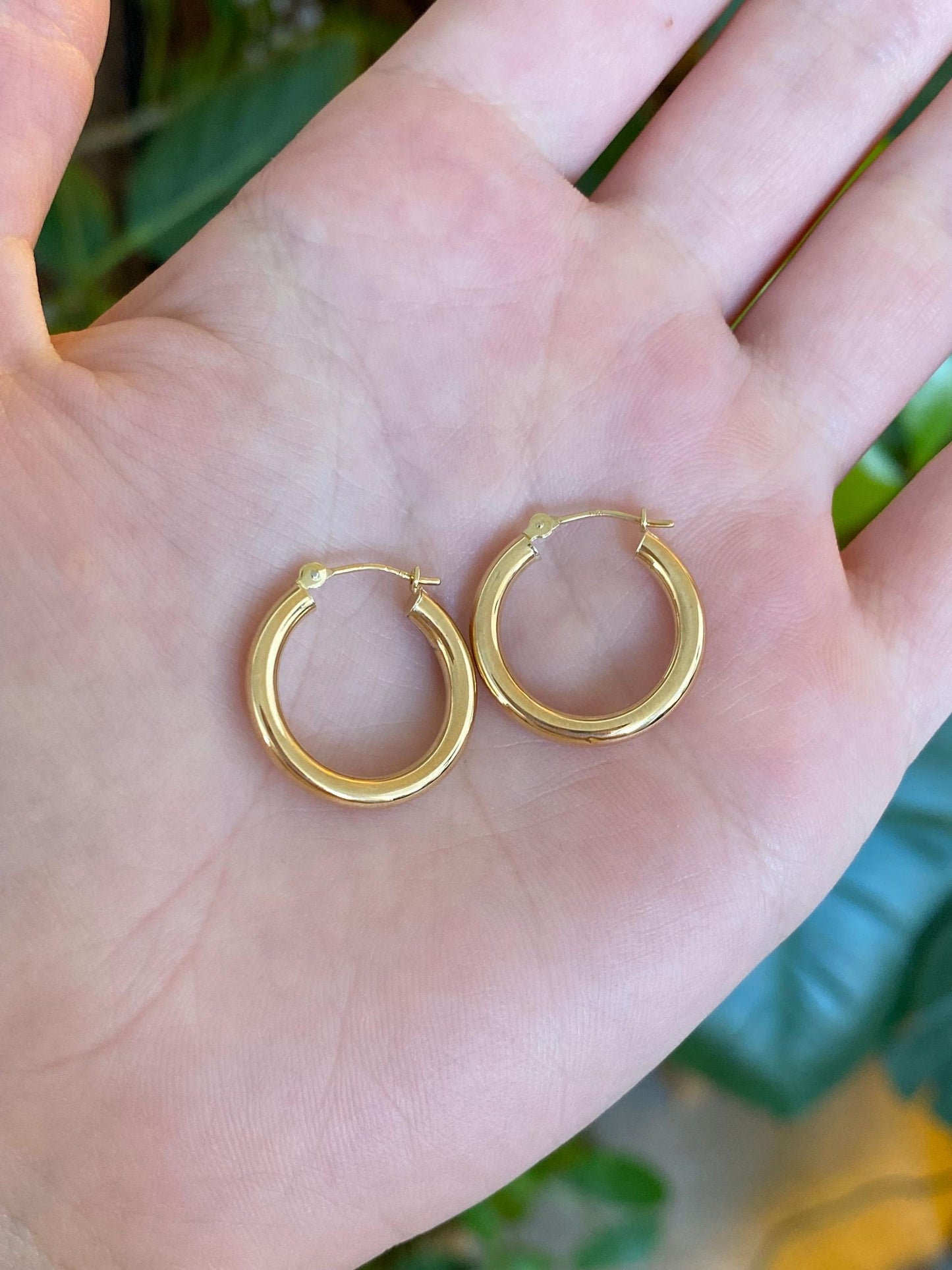 Vintage 18k Yellow Gold Hoop Earrings