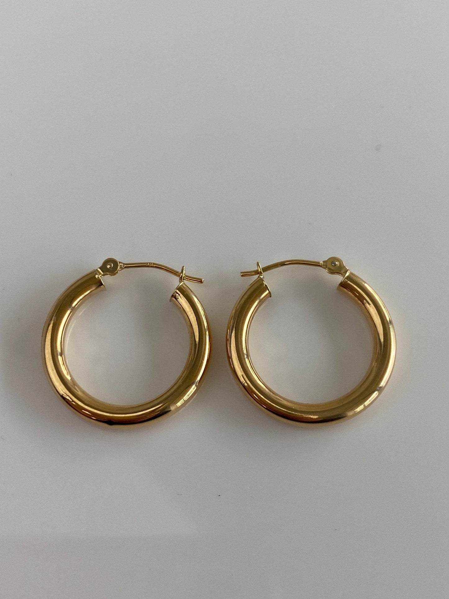 Vintage 18k Yellow Gold Hoop Earrings