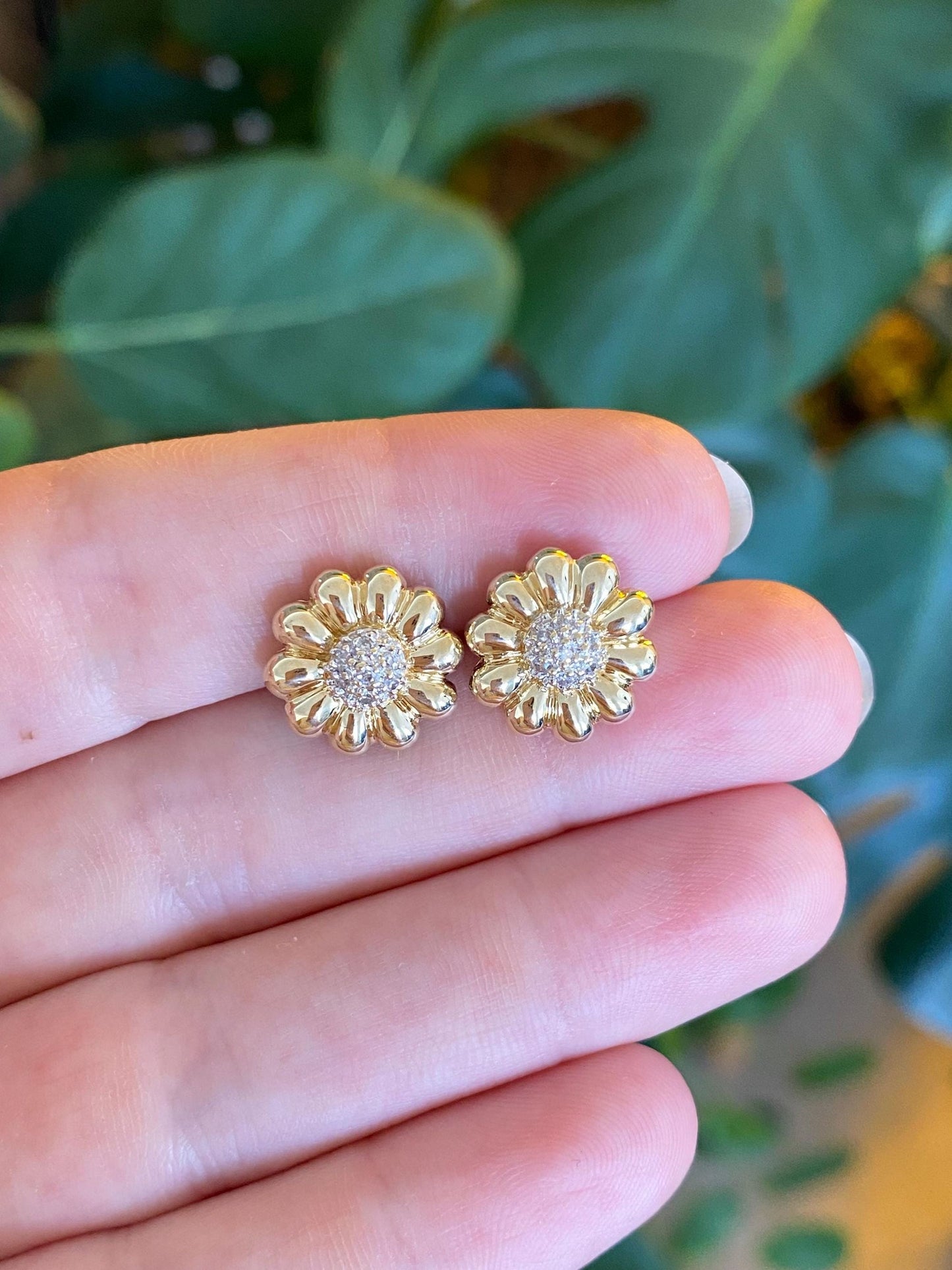 Vintage Solid 14k Yellow Gold Diamond Flower Stud Earrings