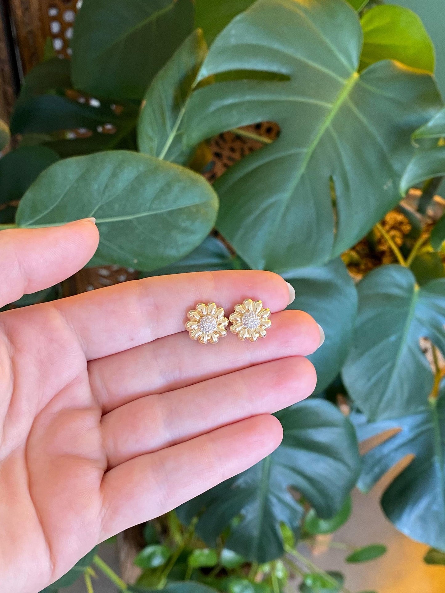 Vintage Solid 14k Yellow Gold Diamond Flower Stud Earrings
