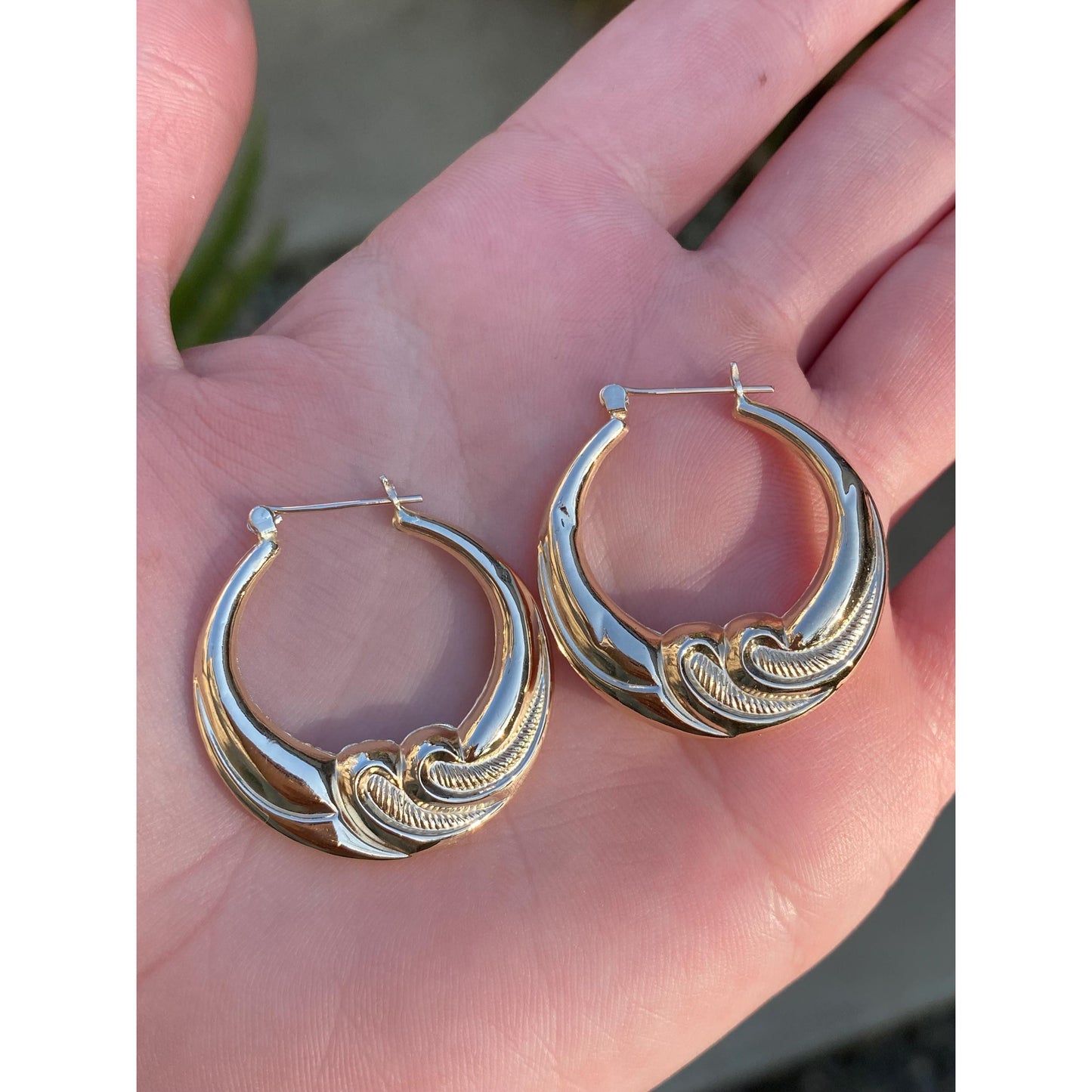 Vintage 14k Yellow Gold Scalloped Wave Hoop Earrings