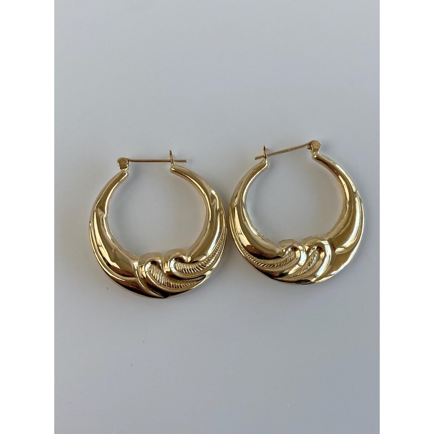 Vintage 14k Yellow Gold Scalloped Wave Hoop Earrings
