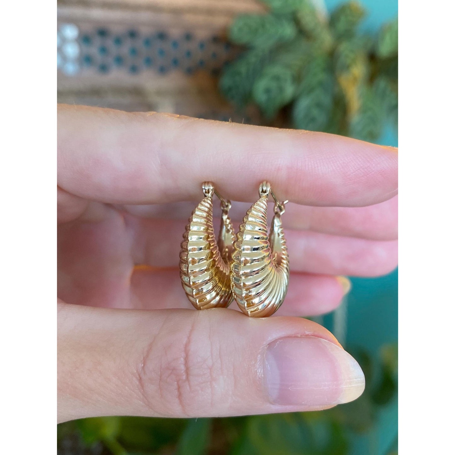 Vintage 14k Yellow Gold Chunky Scalloped Hoop Earrings