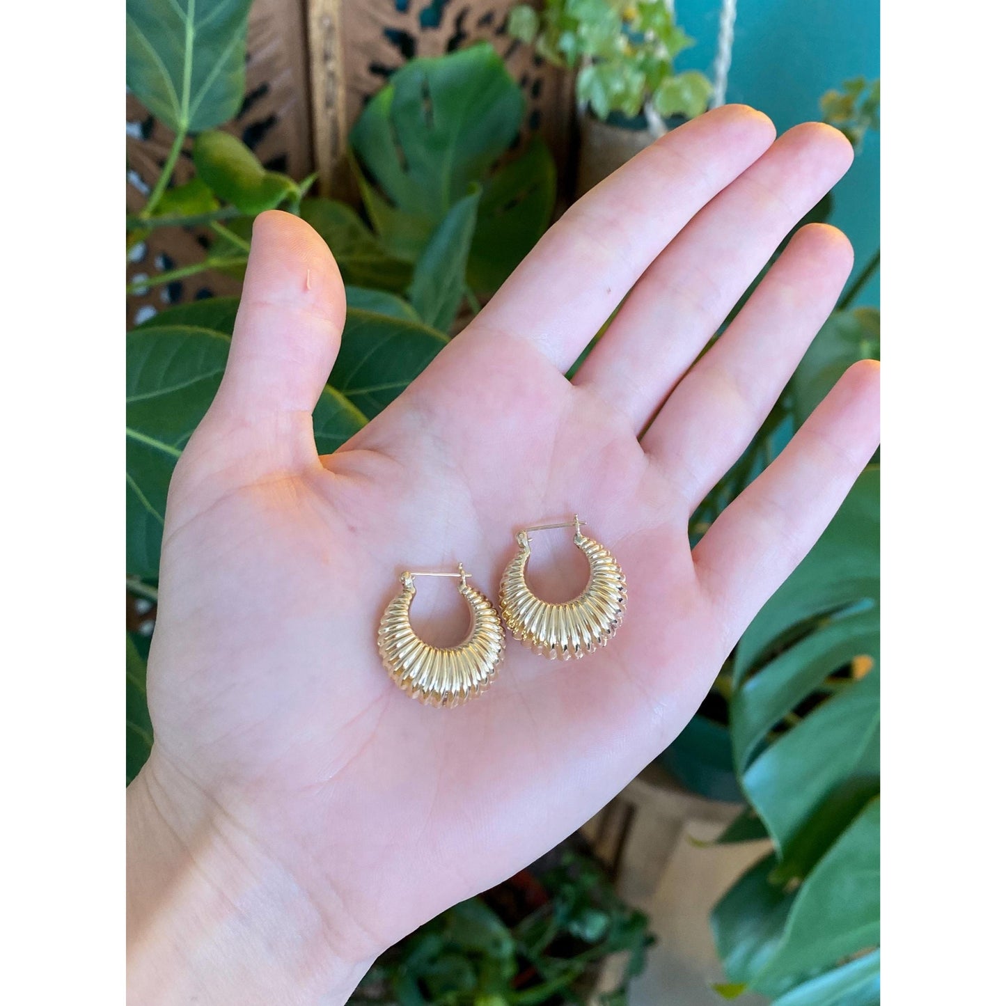 Vintage 14k Yellow Gold Chunky Scalloped Hoop Earrings
