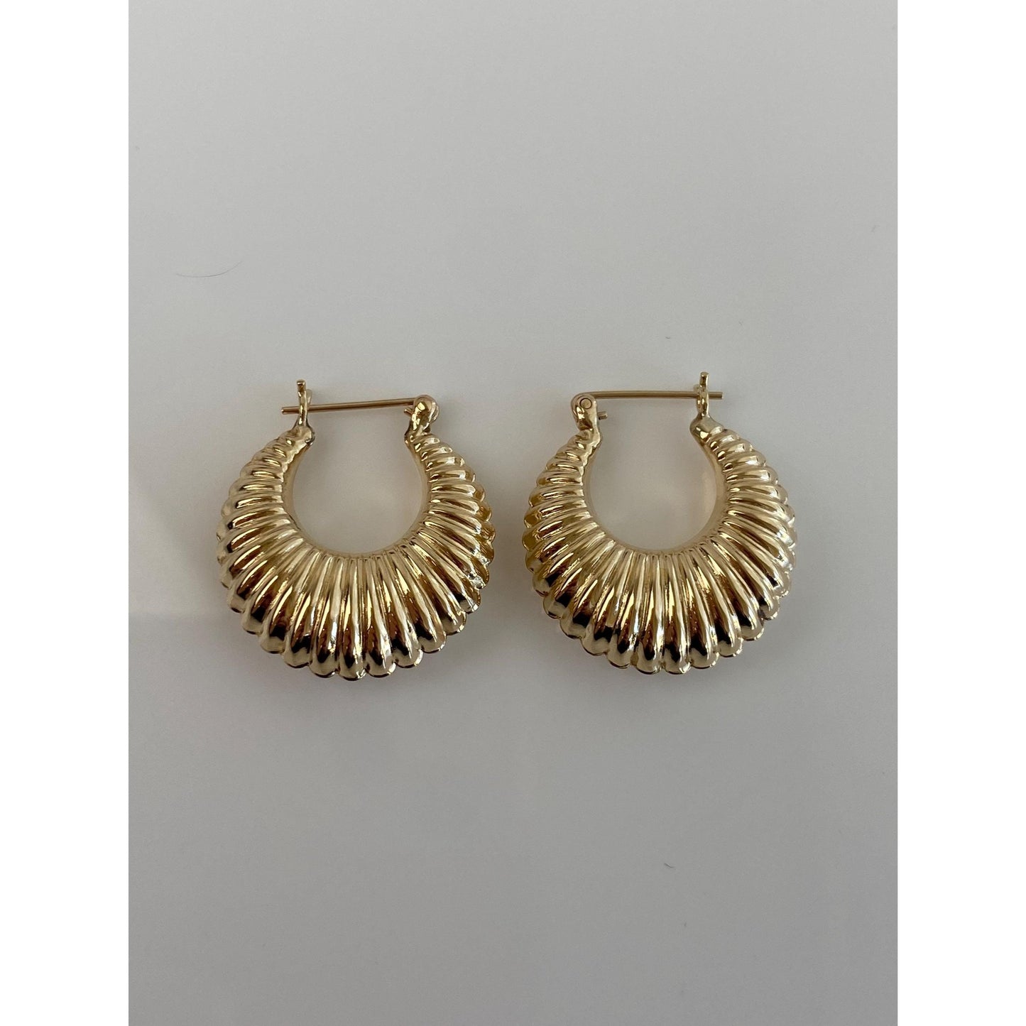 Vintage 14k Yellow Gold Chunky Scalloped Hoop Earrings