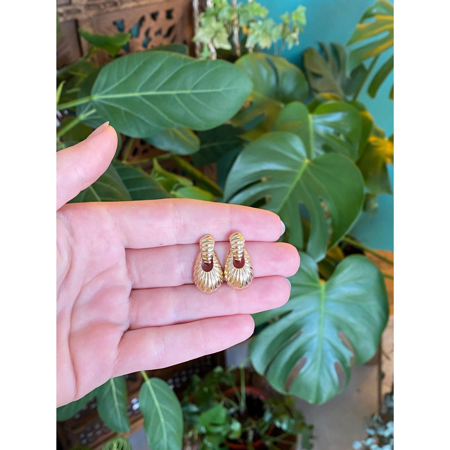 Vintage Solid 14k Yellow Gold Scalloped Oval Hoop Dangle Stud Earrings