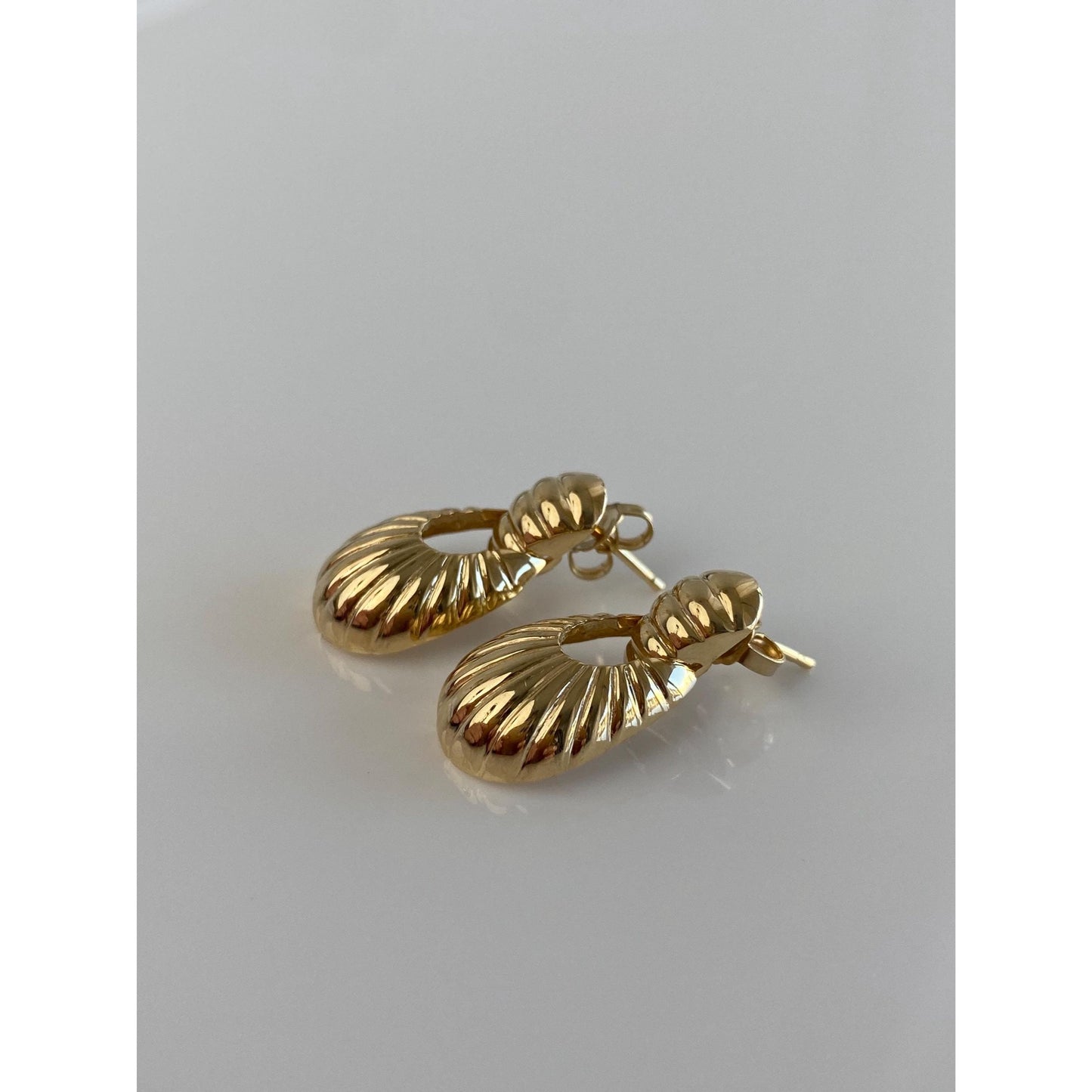 Vintage Solid 14k Yellow Gold Scalloped Oval Hoop Dangle Stud Earrings