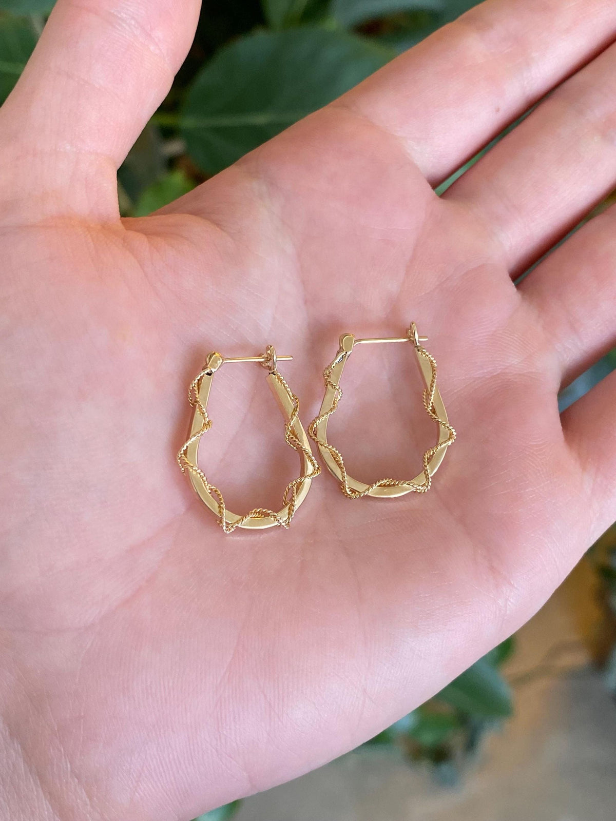 Vintage 14k Yellow Gold Rope Twist Straight Edge Hoop Earrings