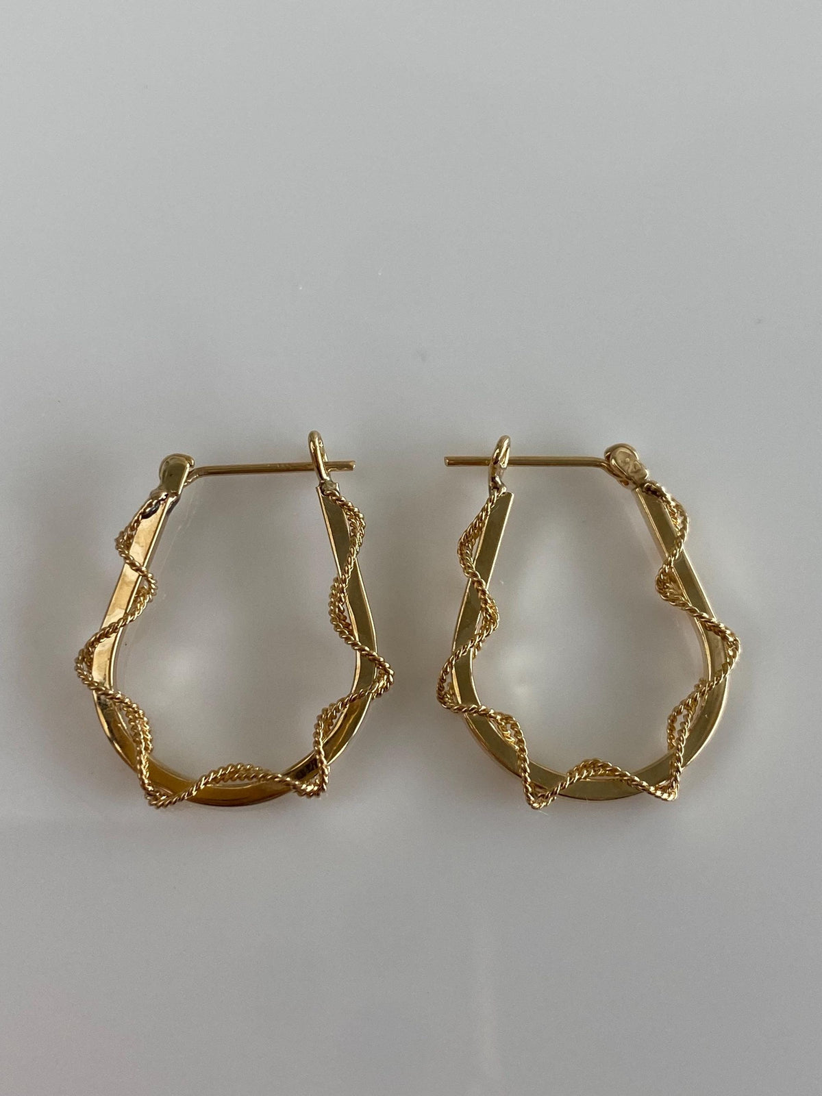 Vintage 14k Yellow Gold Rope Twist Straight Edge Hoop Earrings