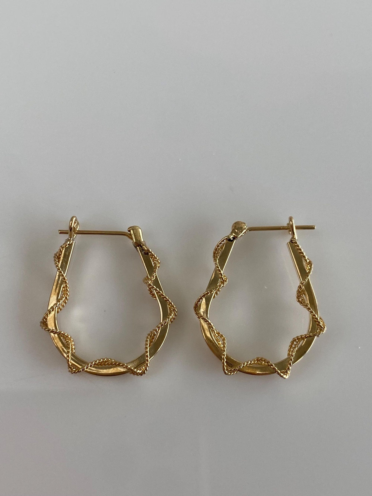 Vintage 14k Yellow Gold Rope Twist Straight Edge Hoop Earrings