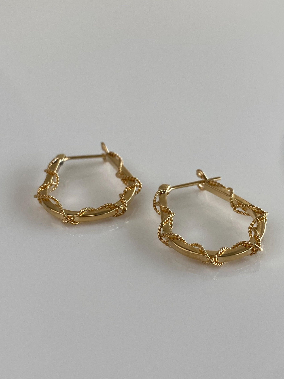Vintage 14k Yellow Gold Rope Twist Straight Edge Hoop Earrings