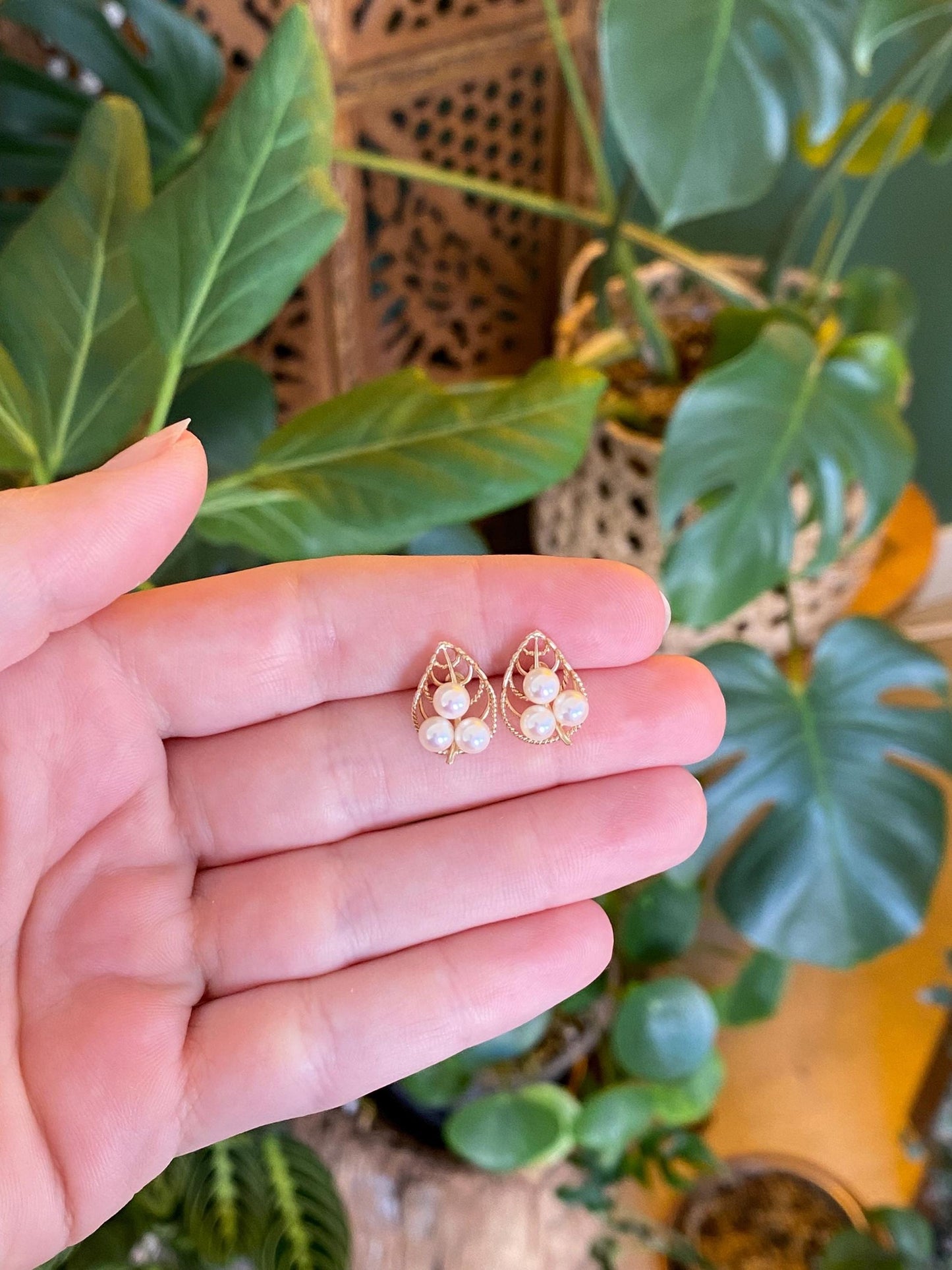 Vintage Solid 14k Yellow Gold Pearls Leaf Stud Earrings