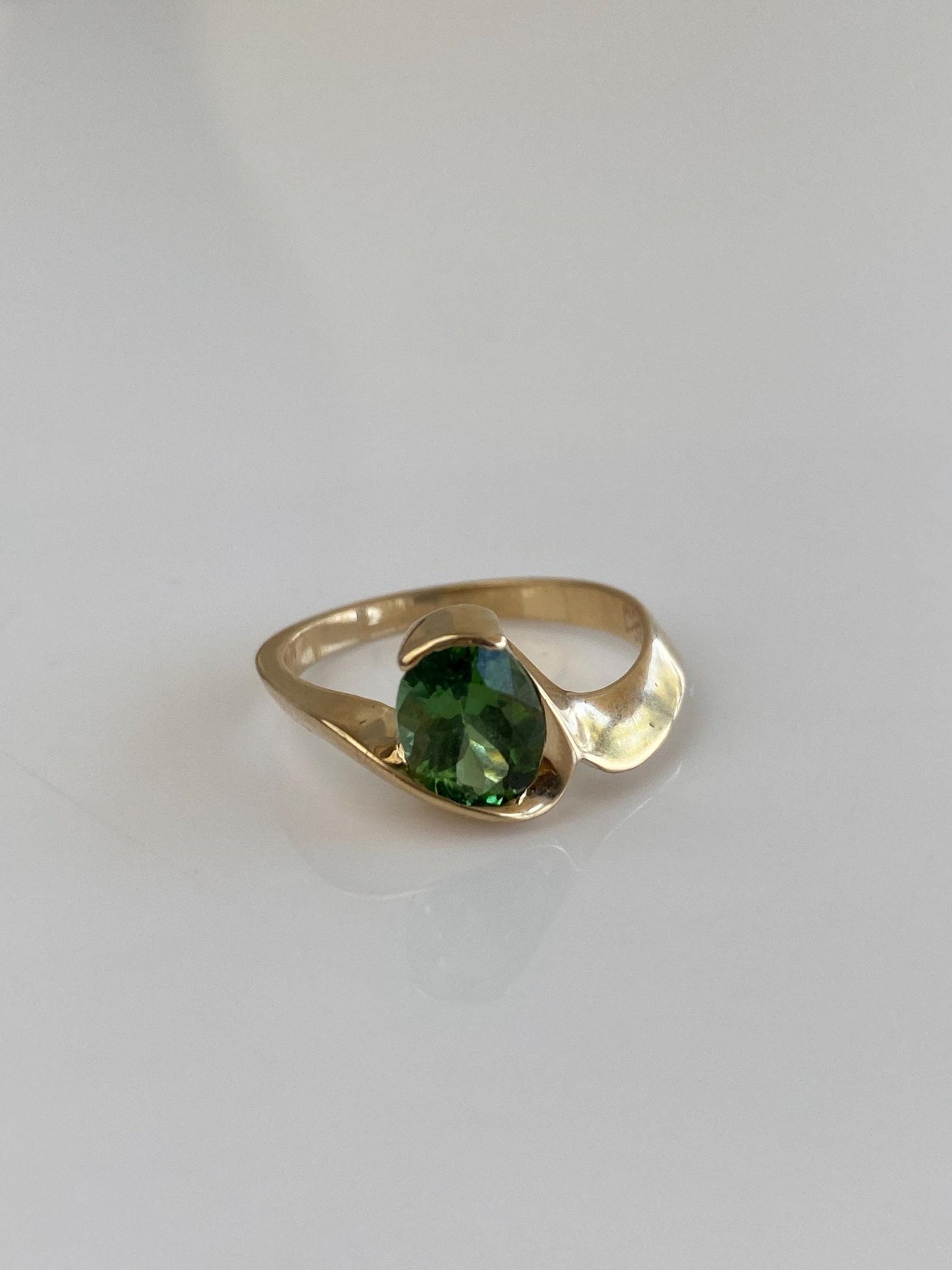 Vintage Solid 14k Yellow Gold Green Tourmaline Ring - Size 6