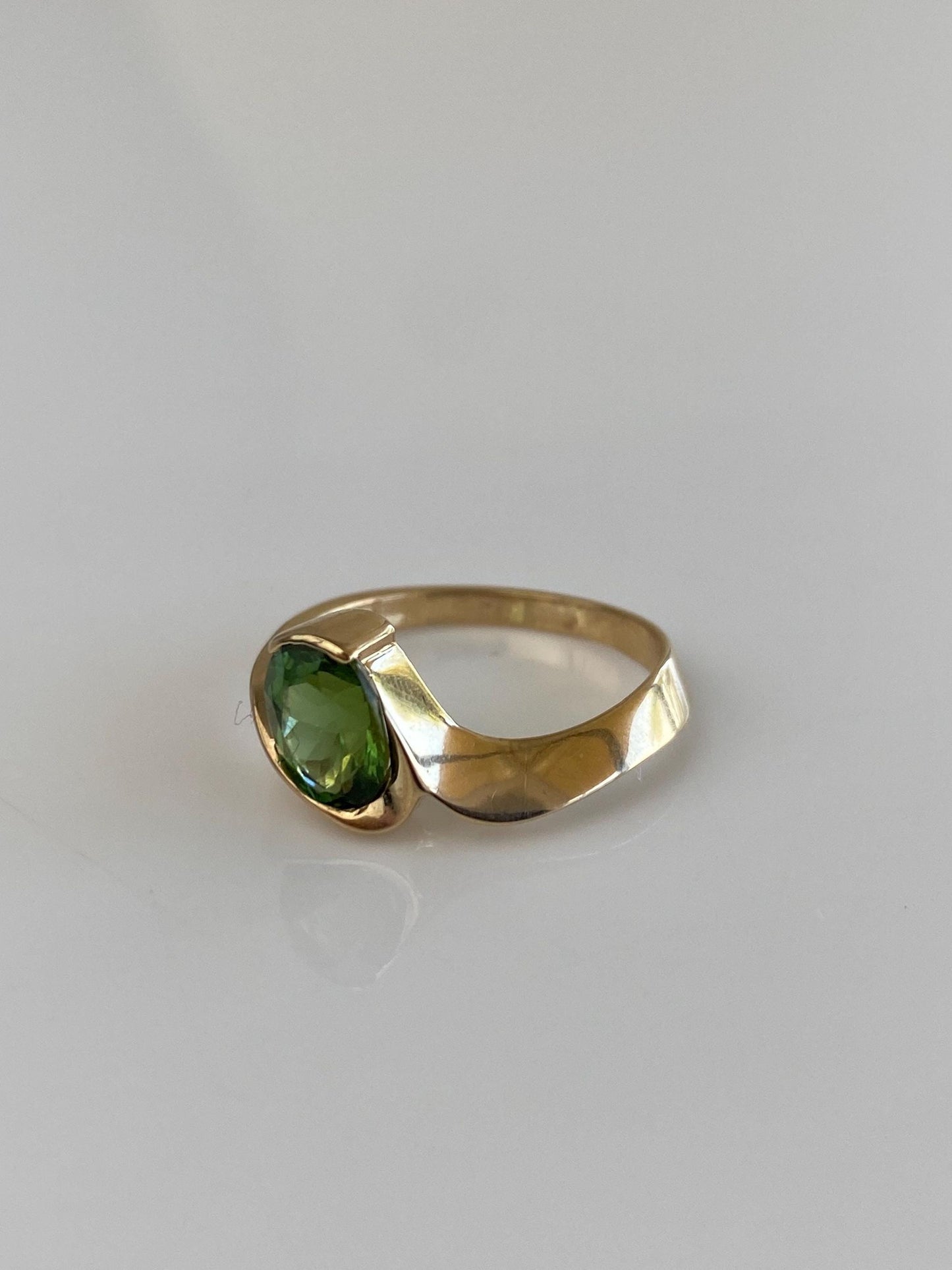 Vintage Solid 14k Yellow Gold Green Tourmaline Ring - Size 6